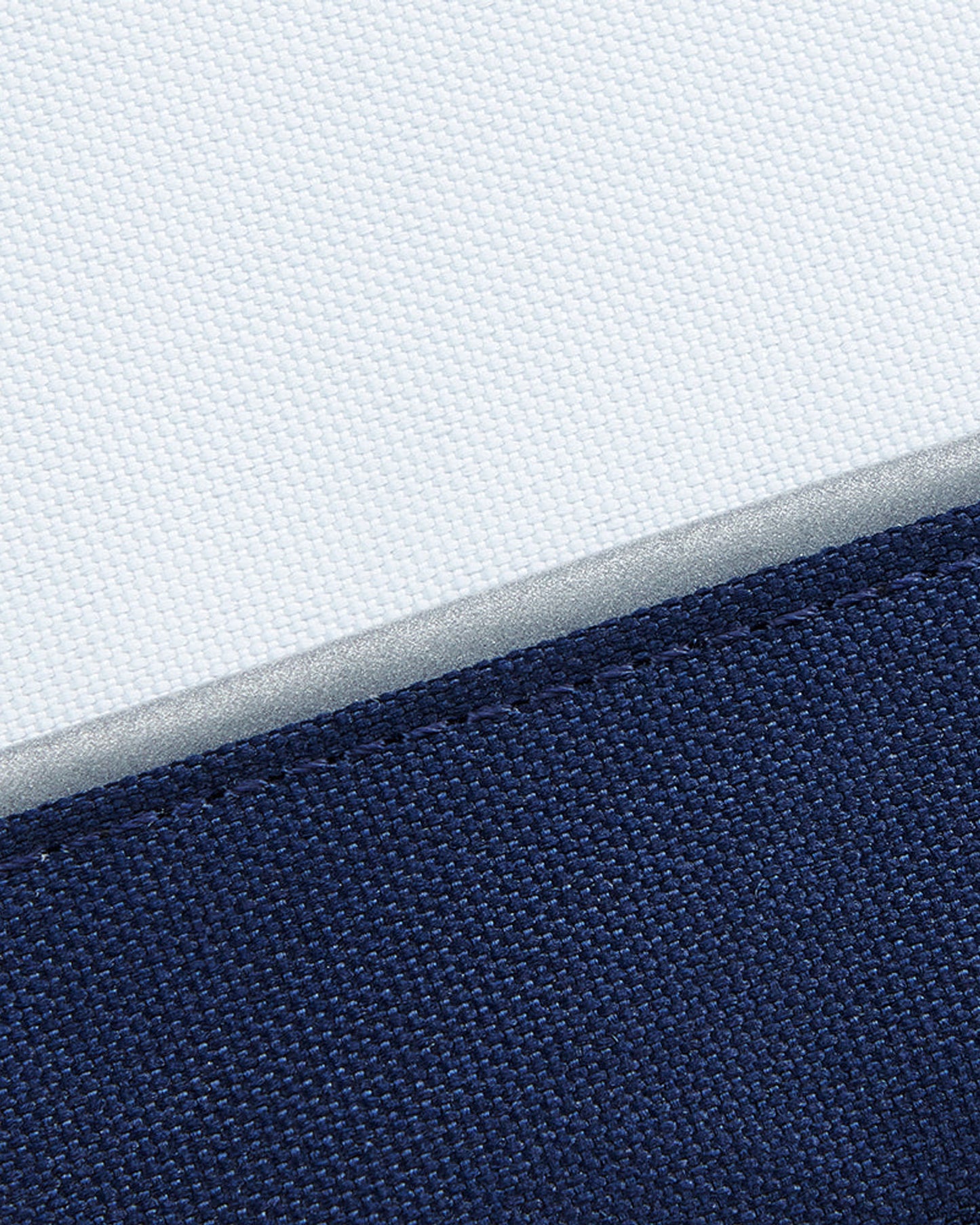 حقيبة ظهر مطبوعة من ديلسي باريس لفرقة BTS 2025