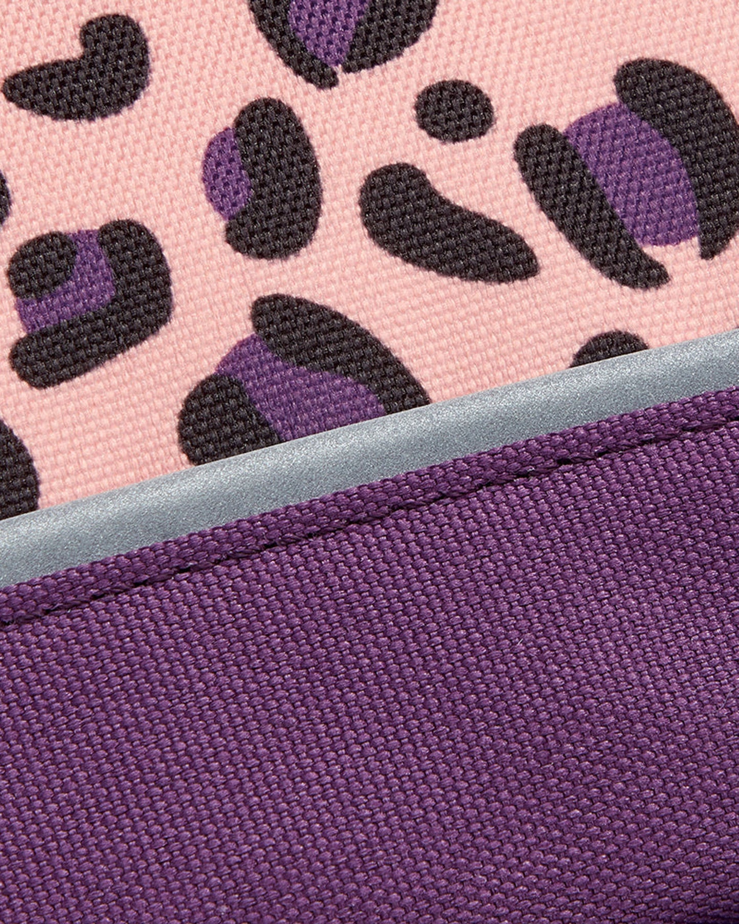 حقيبة ظهر مطبوعة من ديلسي باريس لفرقة BTS 2025