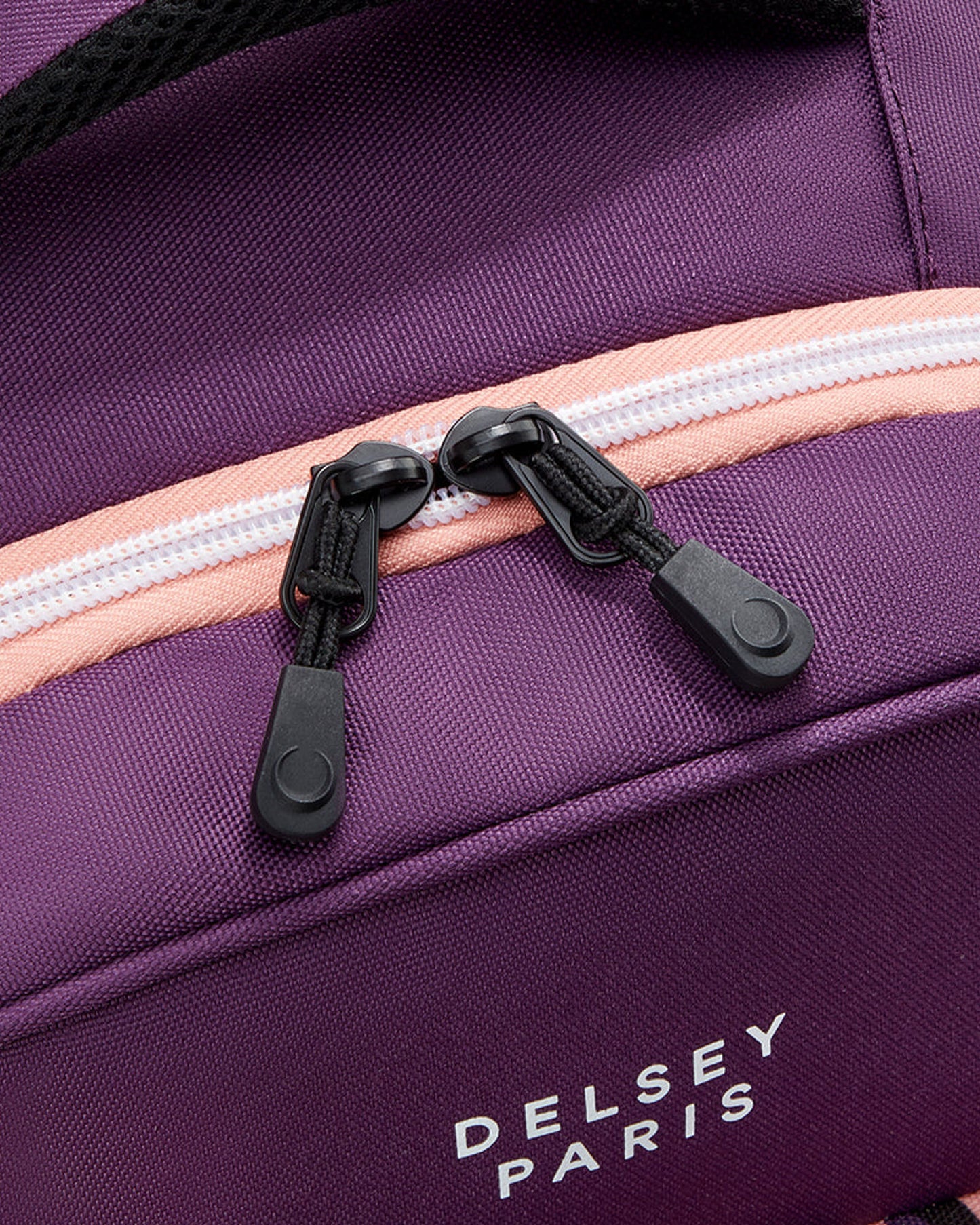 حقيبة ظهر مطبوعة من ديلسي باريس لفرقة BTS 2025