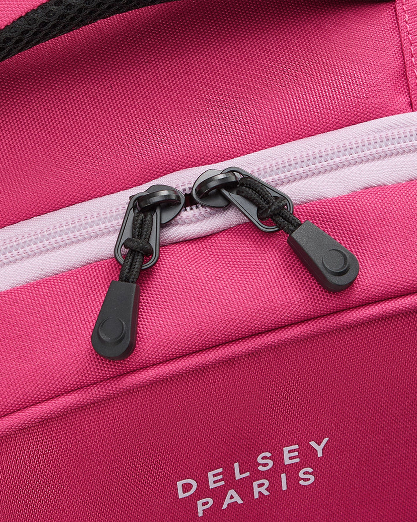 حقيبة ظهر مطبوعة من ديلسي باريس لفرقة BTS 2025