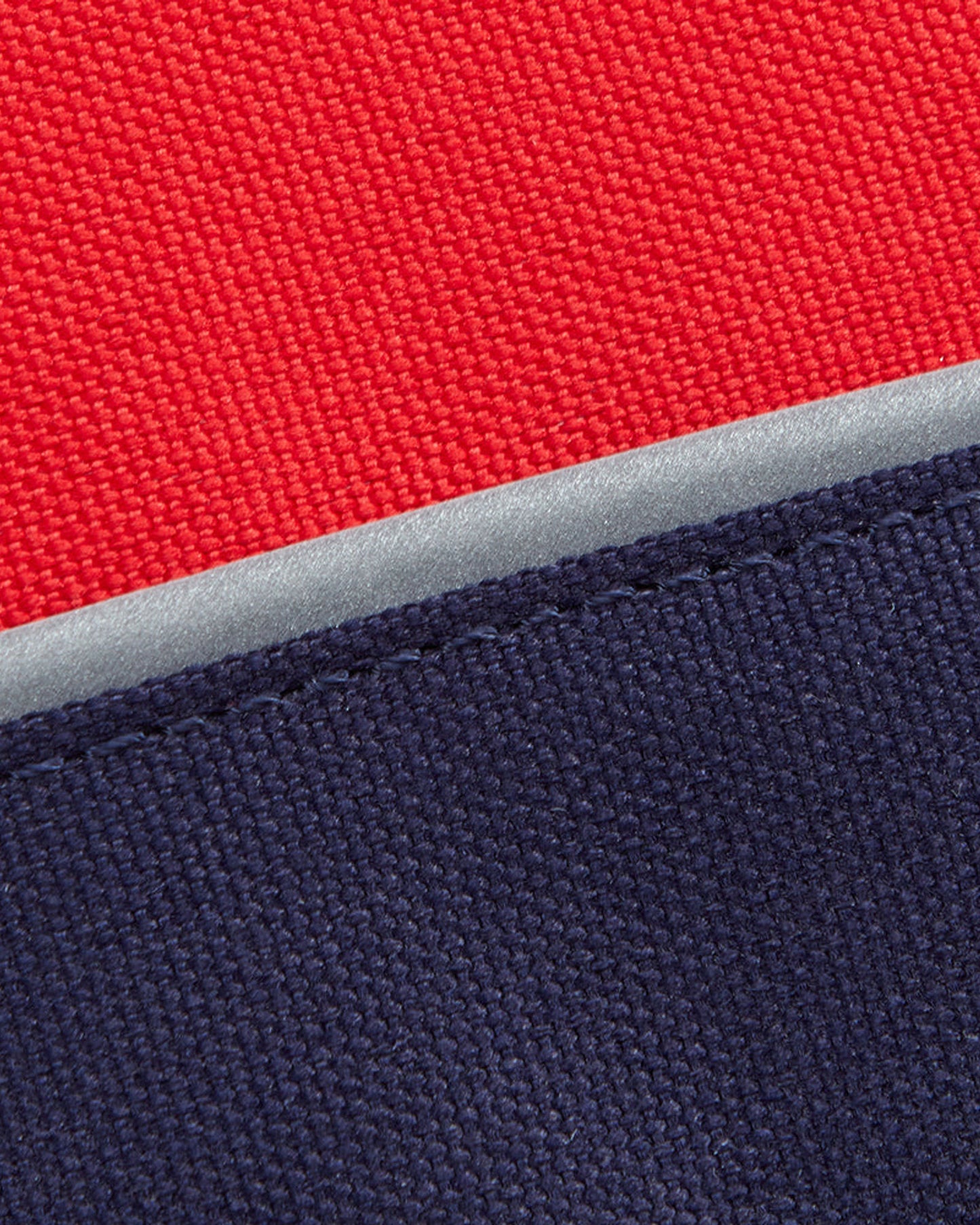 حقيبة ظهر مطبوعة من ديلسي باريس لفرقة BTS 2025