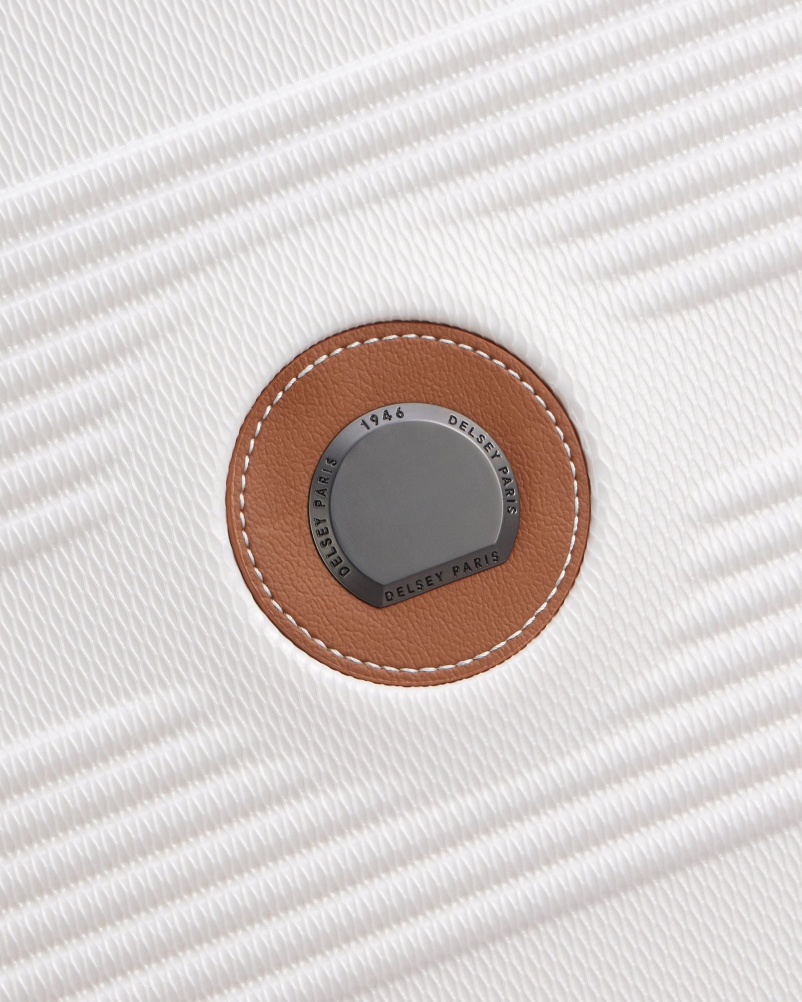 حقيبة سفر قابلة للتمدد من سلسلة FLANERIE SE من Delsey Paris مزودة بأربع عجلات مزدوجة