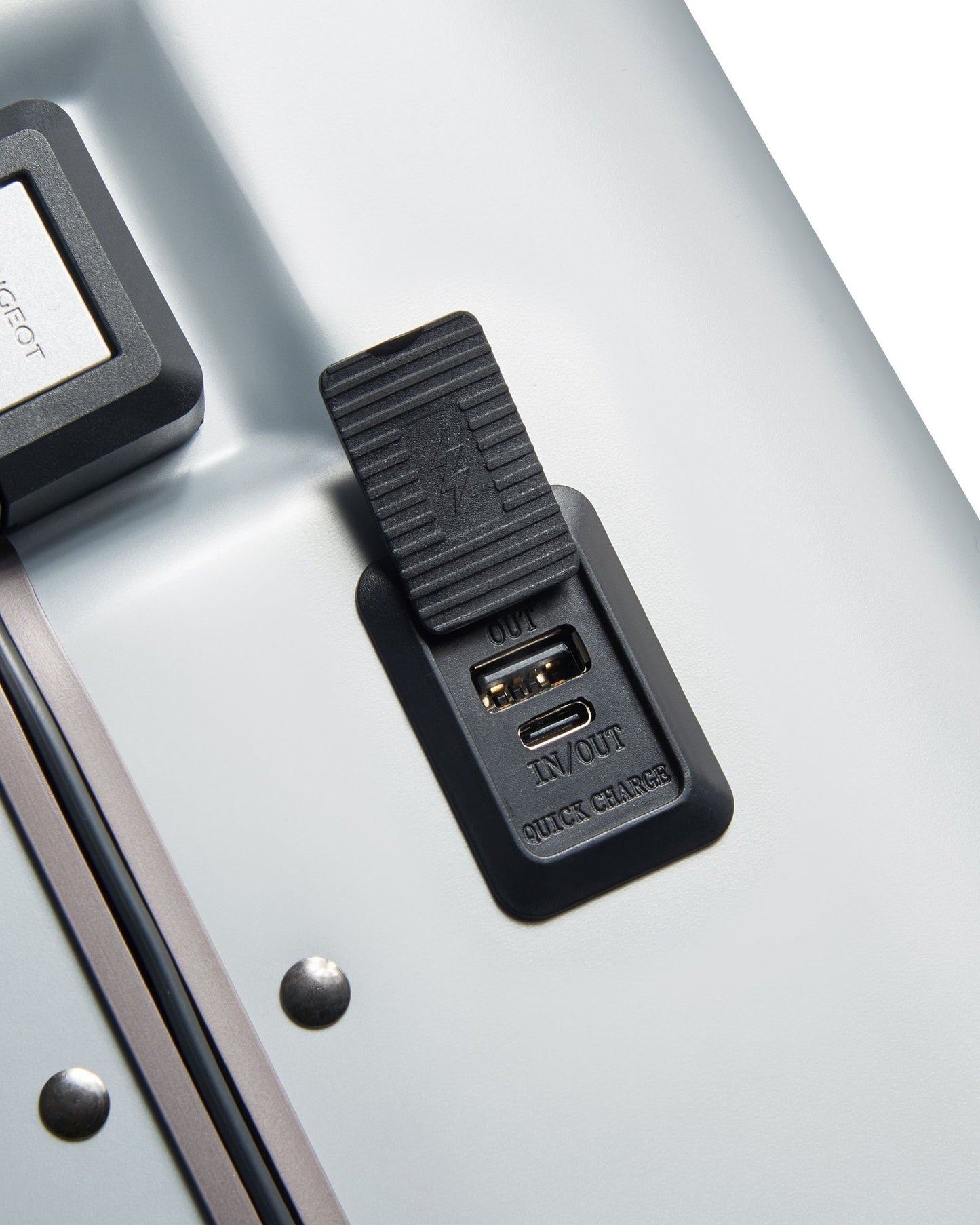 عربة أمتعة بيجو فوياجيز ترافل، مقاس 55 سم، بأربع عجلات مزدوجة، وحقيبة صلبة 