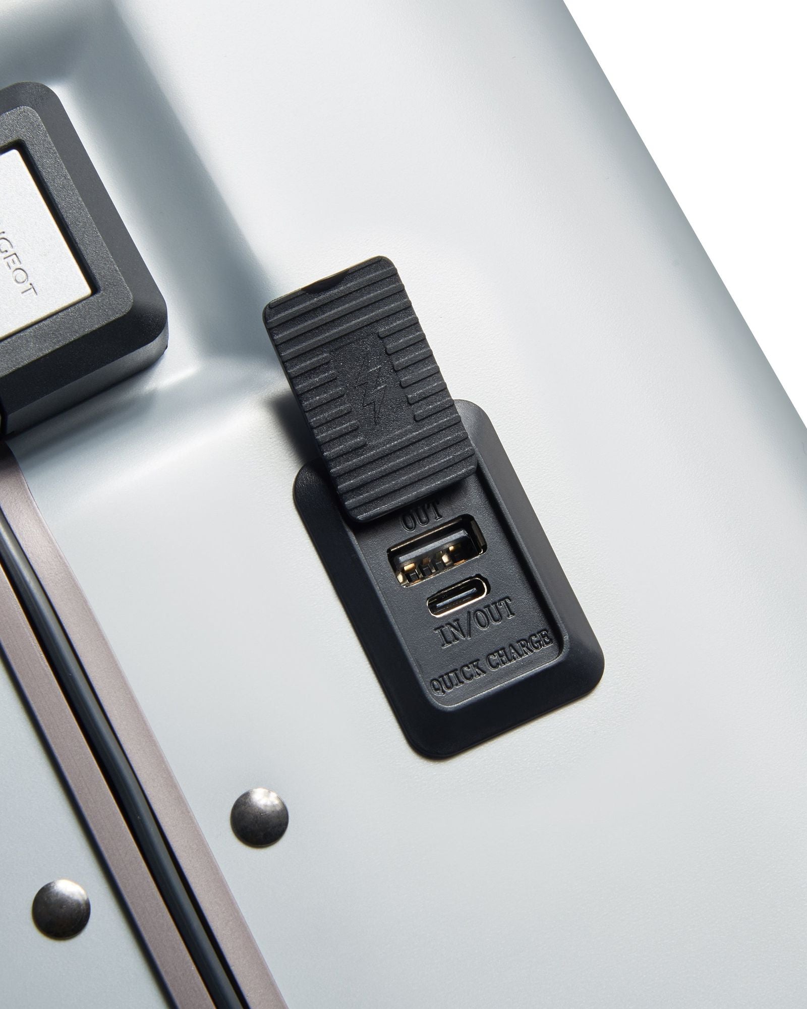 عربة أمتعة بيجو فوياجيز ترافل، مقاس 55 سم، بأربع عجلات مزدوجة، وحقيبة صلبة 