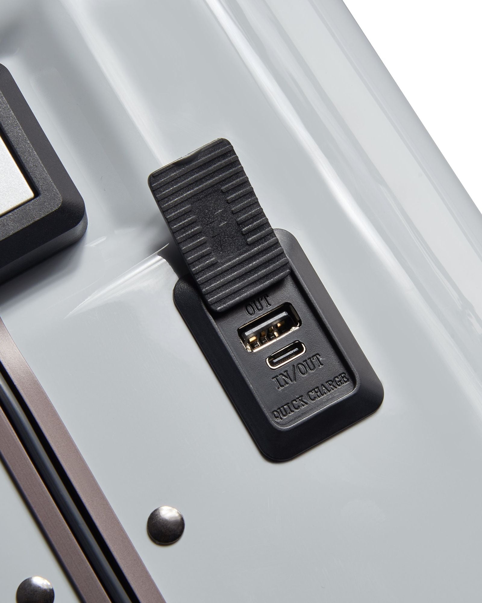 عربة أمتعة بيجو فوياجيز ترافل، مقاس 55 سم، بأربع عجلات مزدوجة، وحقيبة صلبة 