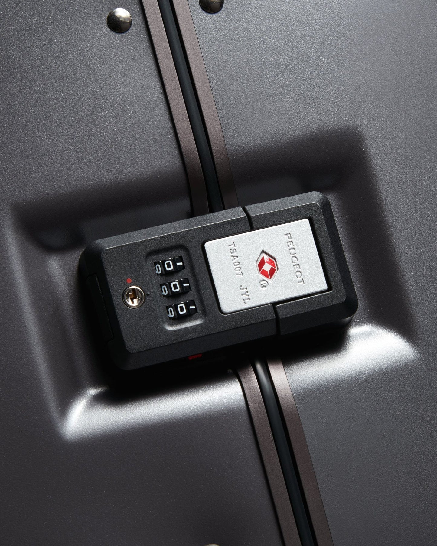 عربة بيجو فوياجيز ترافل 73 سم صلبة بأربع عجلات مزدوجة لتسجيل الوصول وصندوق الأمتعة 