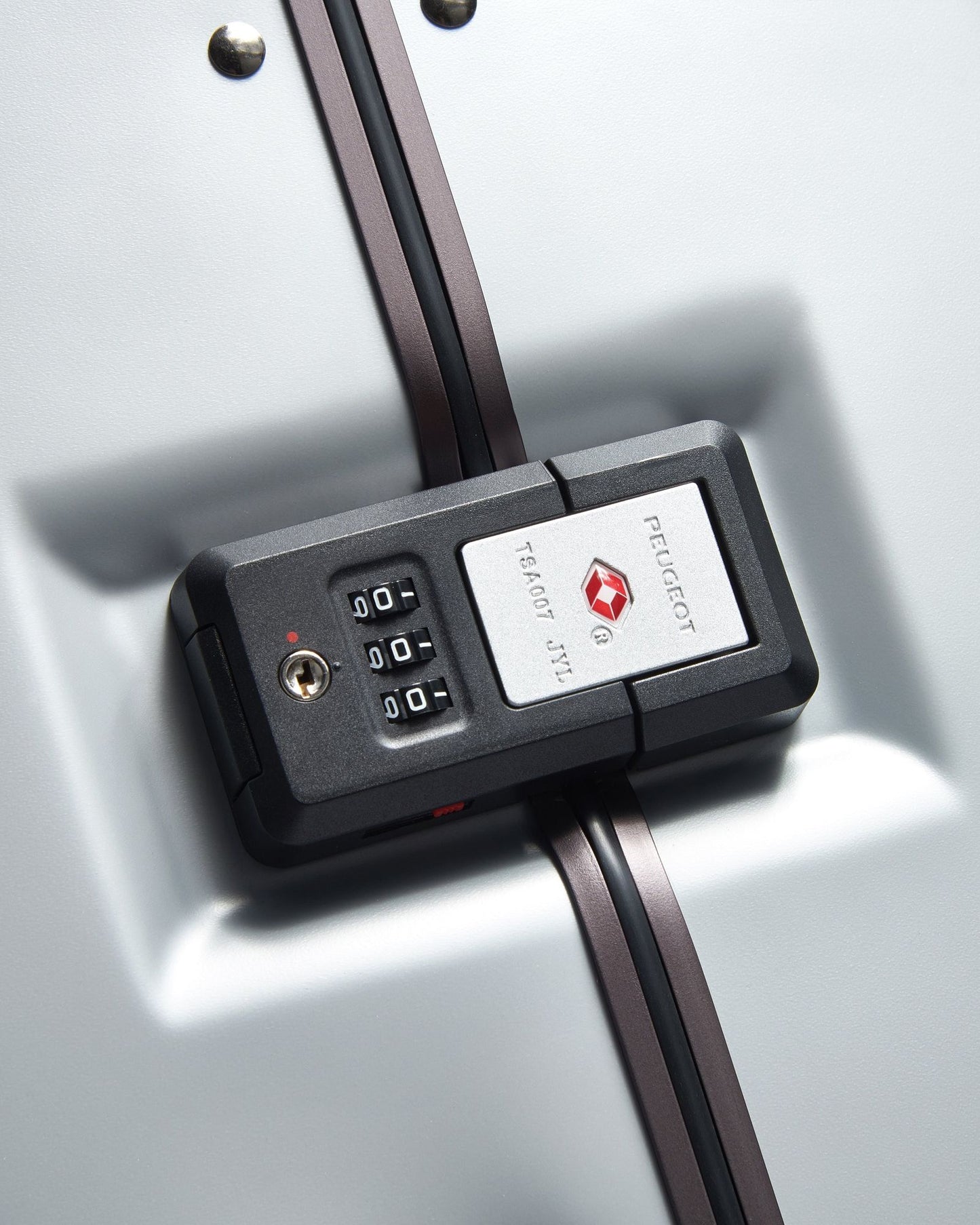 عربة بيجو فوياجيز ترافل 73 سم صلبة بأربع عجلات مزدوجة لتسجيل الوصول وصندوق الأمتعة 