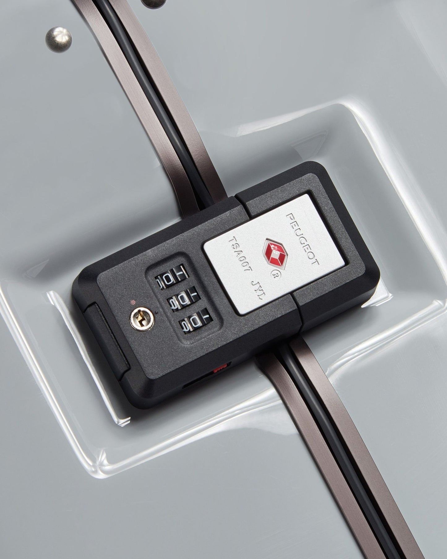 عربة بيجو فوياجيز ترافل 73 سم صلبة بأربع عجلات مزدوجة لتسجيل الوصول وصندوق الأمتعة 