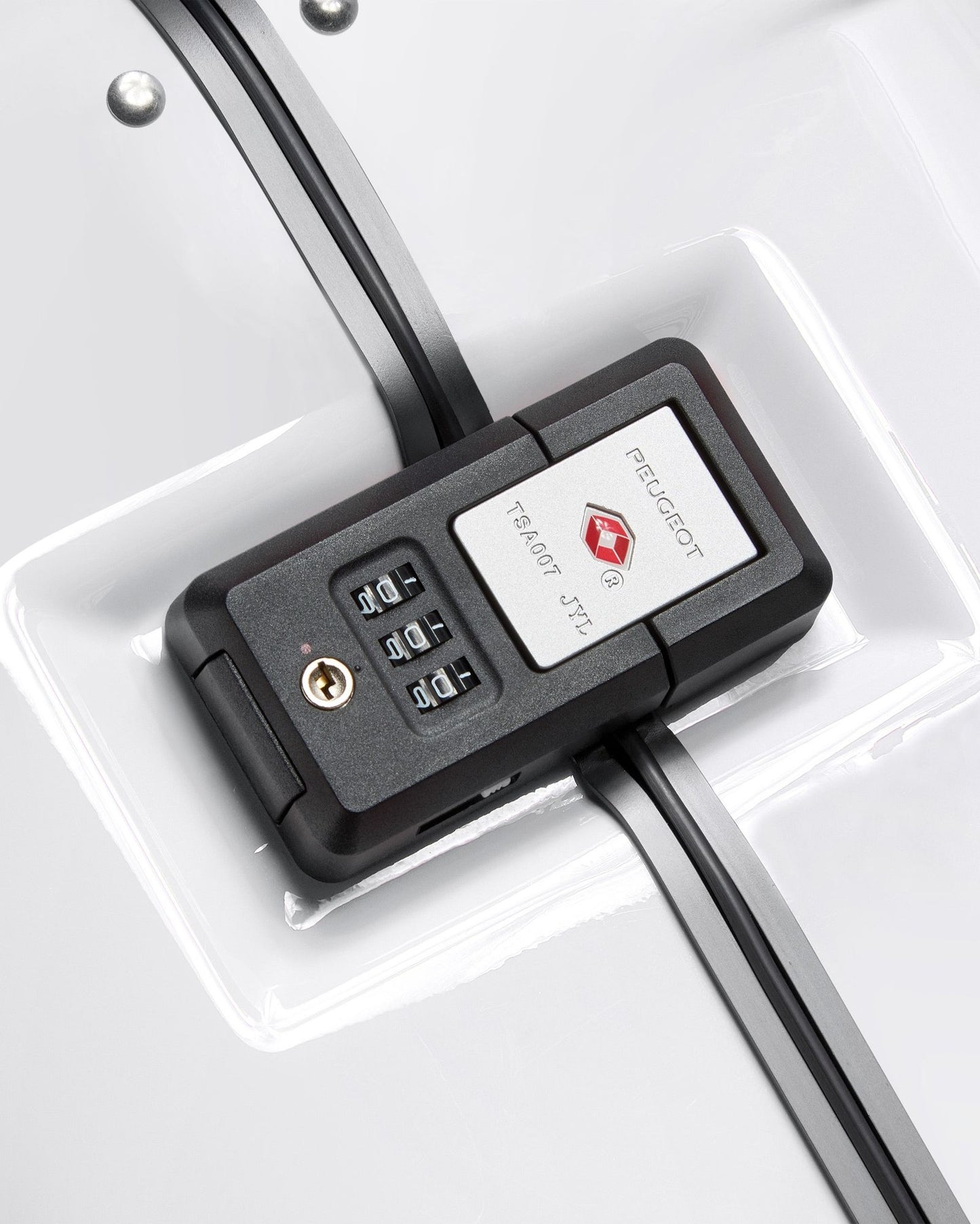 عربة بيجو فوياجيز ترافل 73 سم صلبة بأربع عجلات مزدوجة لتسجيل الوصول وصندوق الأمتعة 