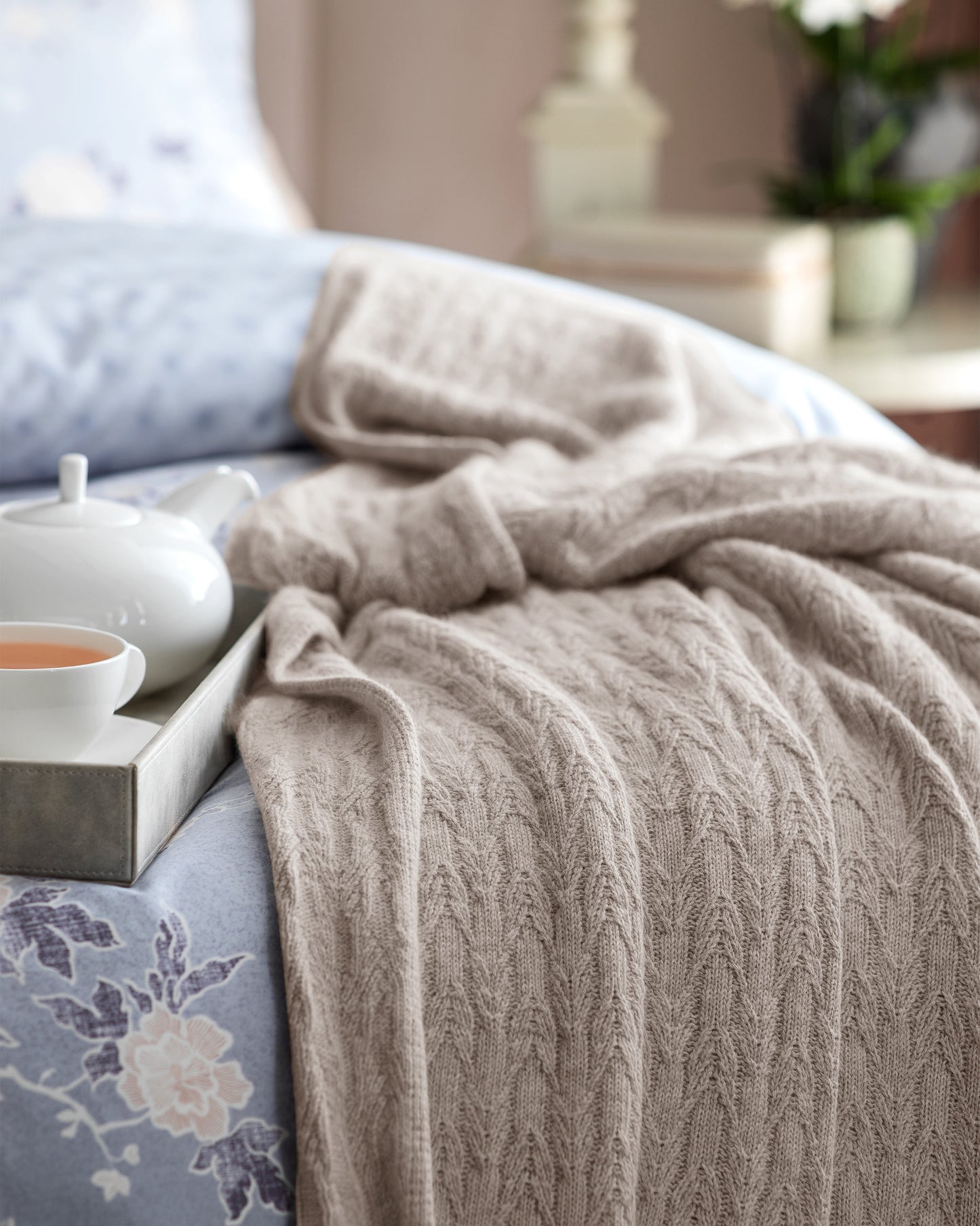 Togas Holty throw in Beige