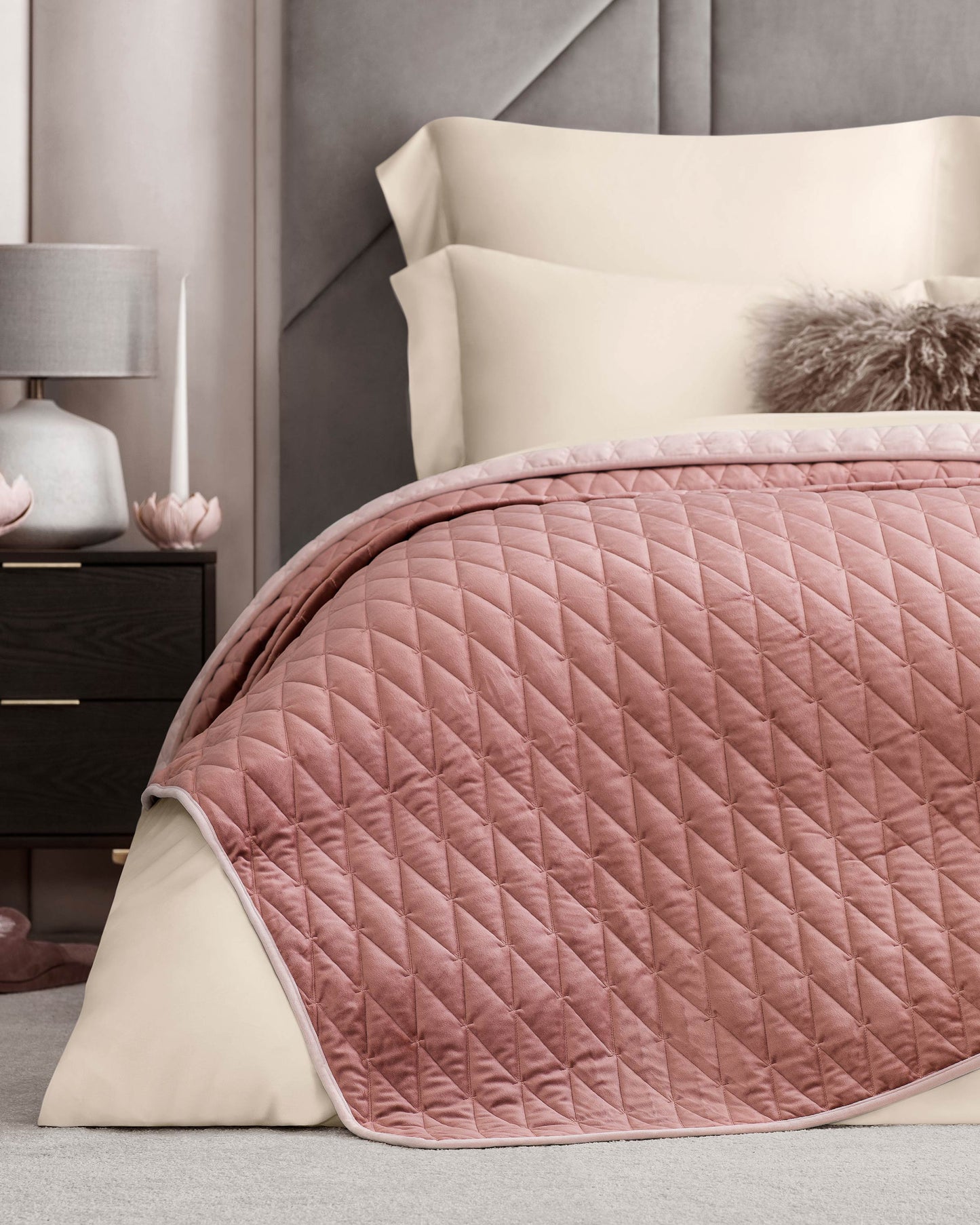 Togas Moretto Bedcover in Pink