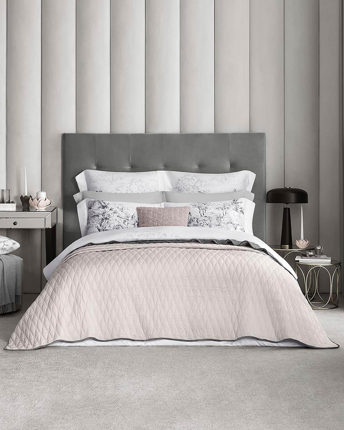 Togas Moretto Bedcover in Pink