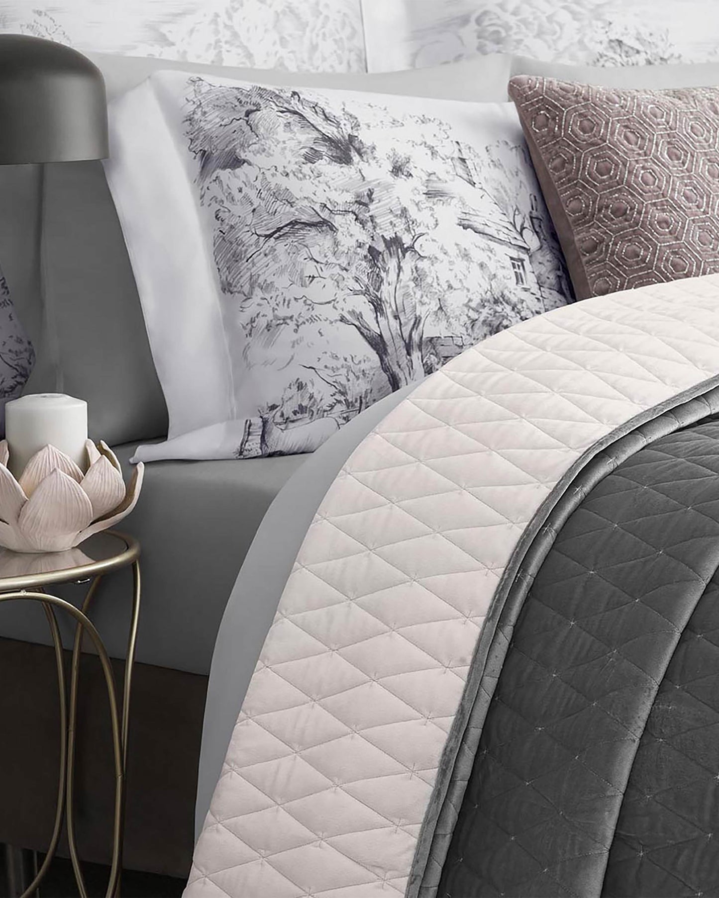 Togas Moretto Bedcover in Pink