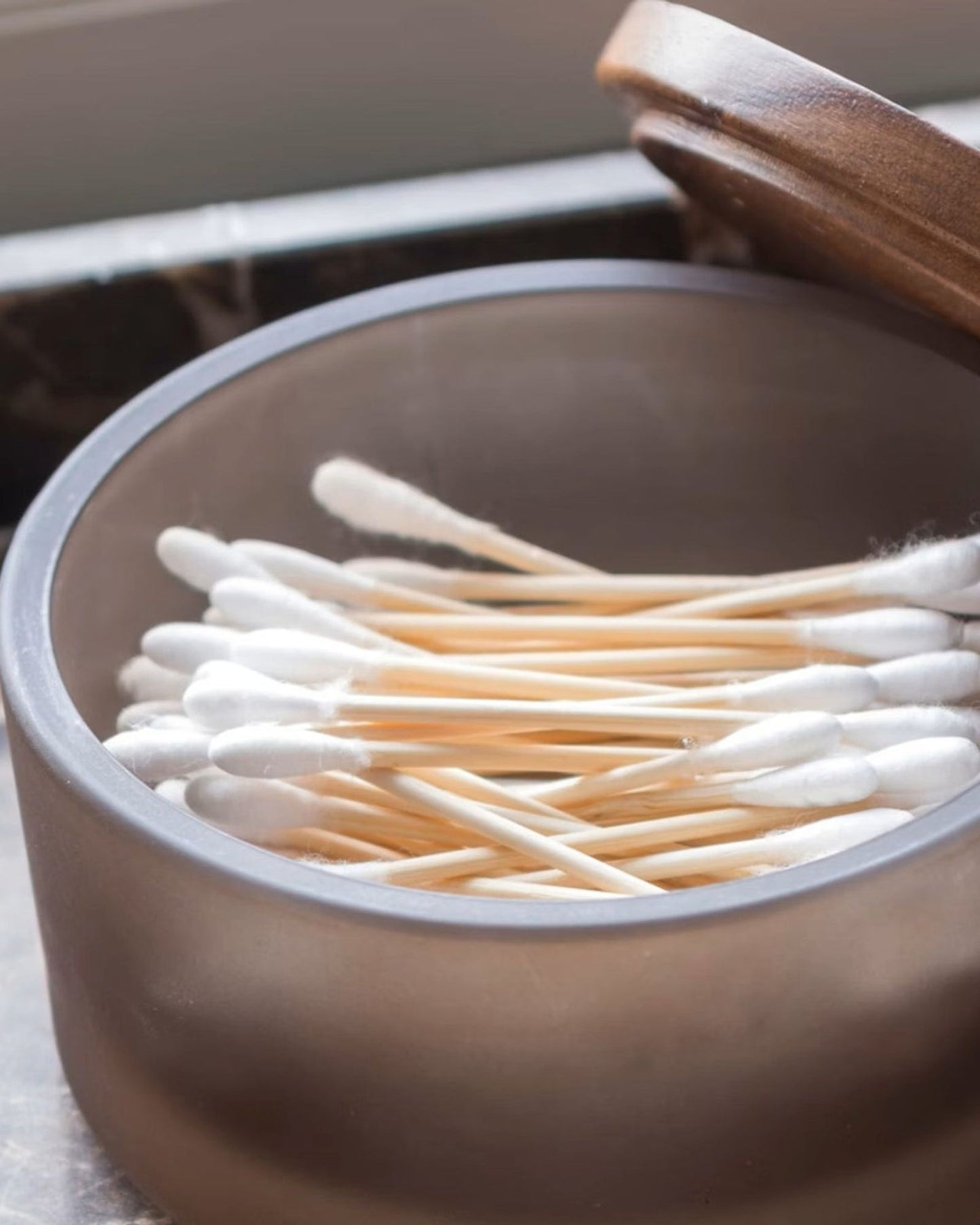 إكسسوارات حمام "زجاج متواضع" من ميت ديتمر بلون الجوز