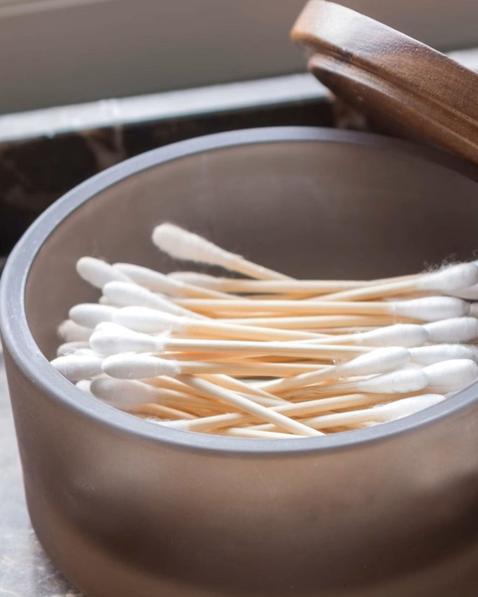 إكسسوارات حمام "زجاج متواضع" من ميت ديتمر بلون الجوز