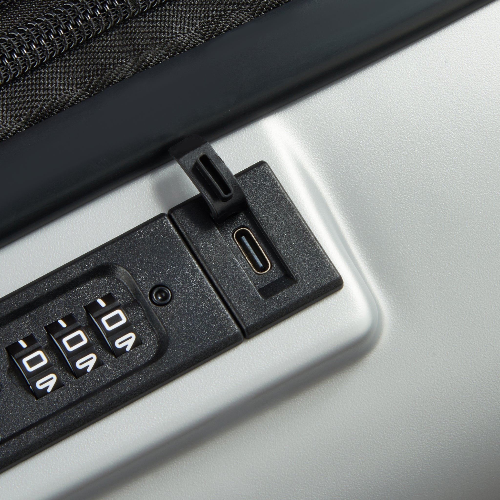 حقيبة أمتعة بيجو زيب هارد كيس بأربع عجلات مزدوجة قابلة للتمدد