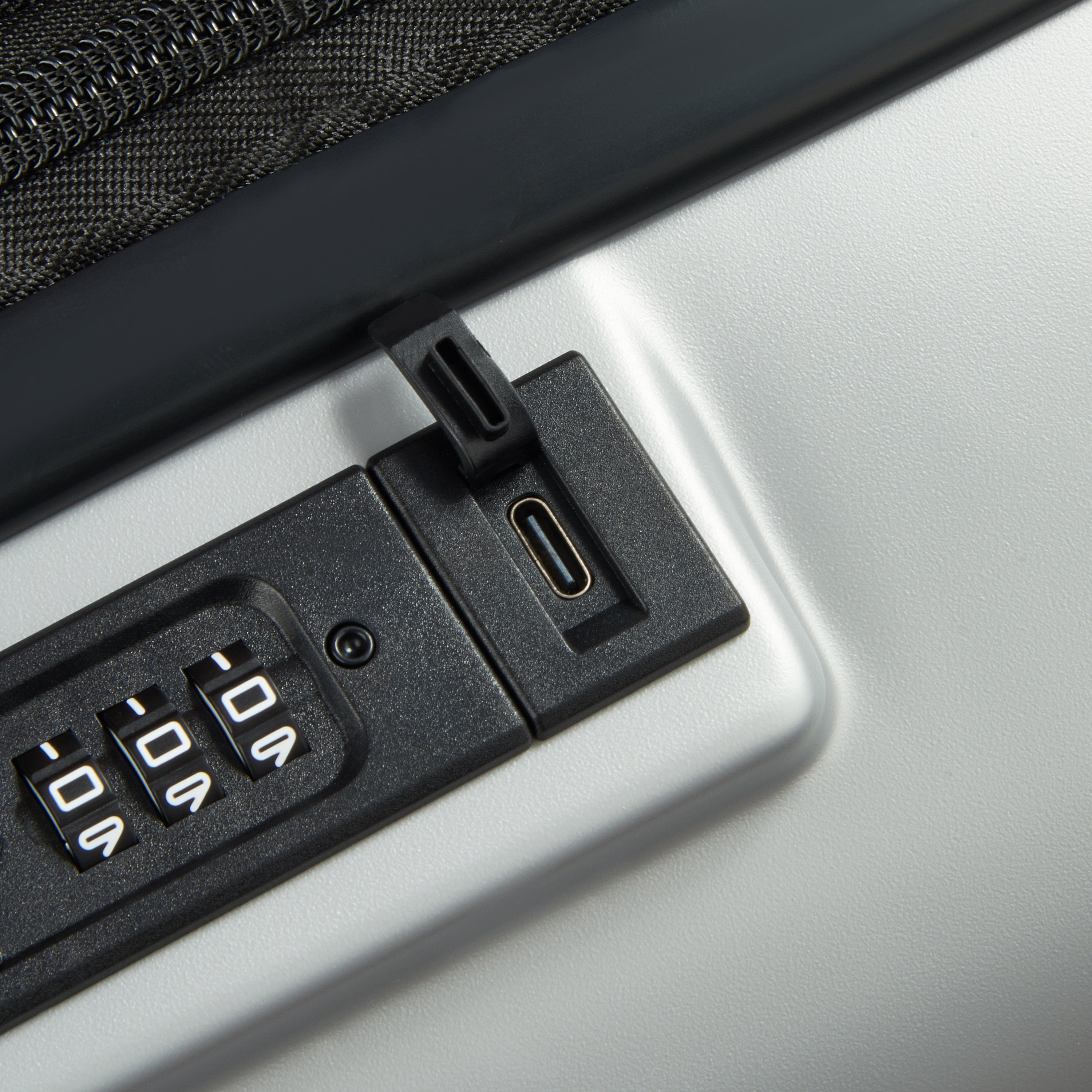 حقيبة أمتعة بيجو زيب هارد كيس بأربع عجلات مزدوجة قابلة للتمدد