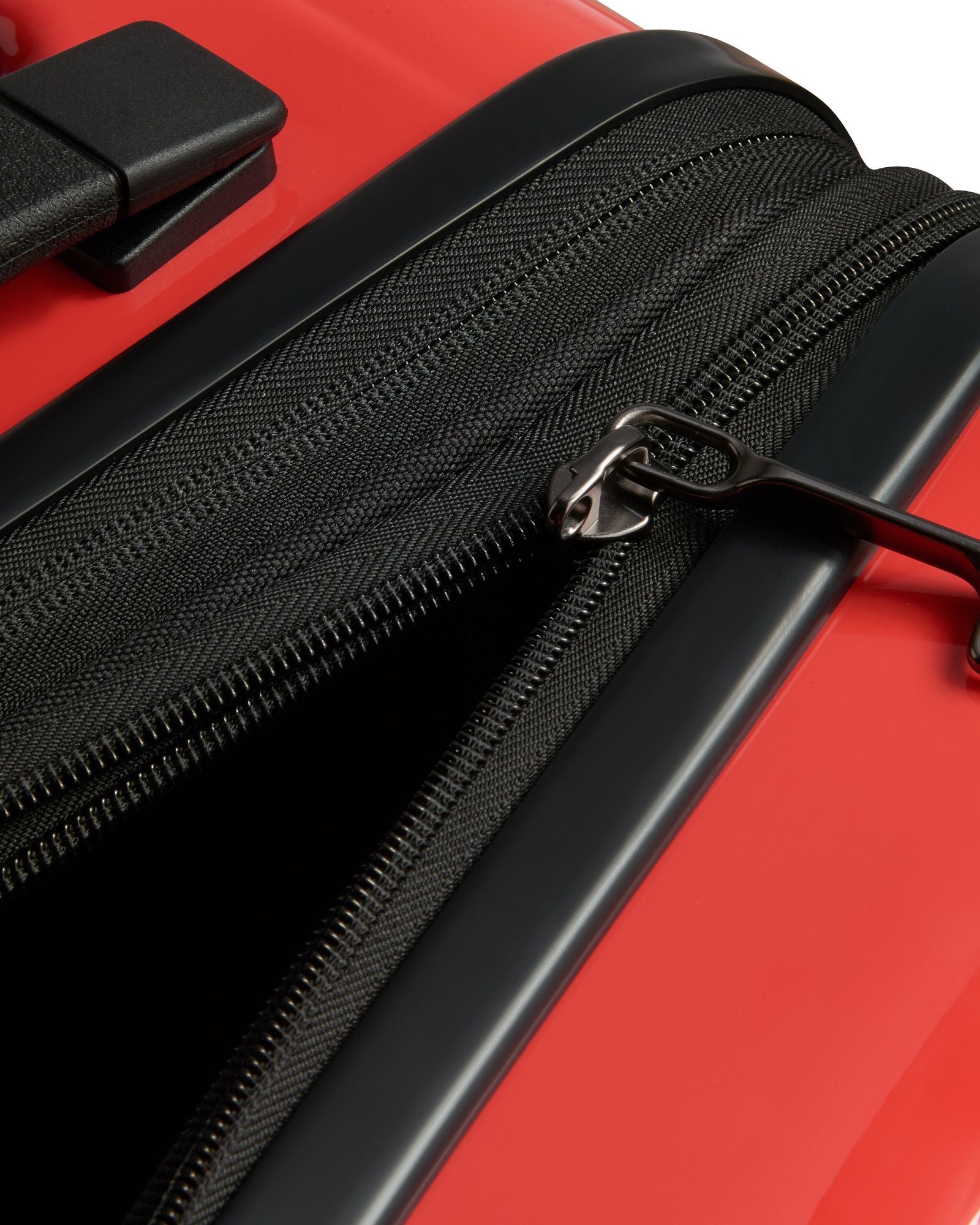 حقيبة بيجو زيب الصلبة ذات العجلات الأربع المزدوجة