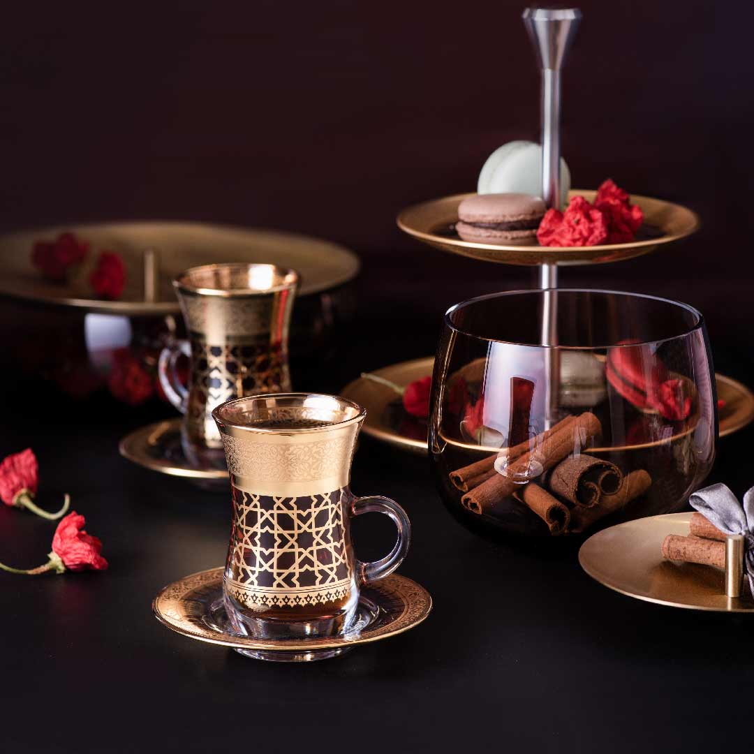 طقم ديملاج قرطبة مكون من 6 قطع استكانات شاي وصحون (ذهبي)