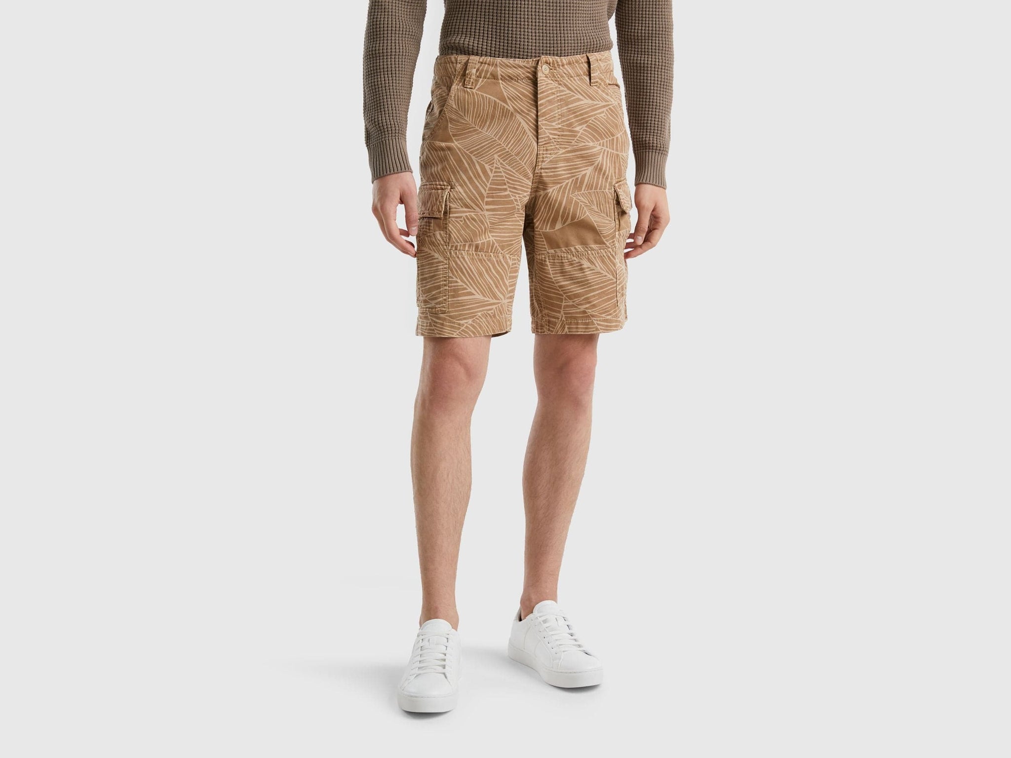 Cargo bermudas with tropical print