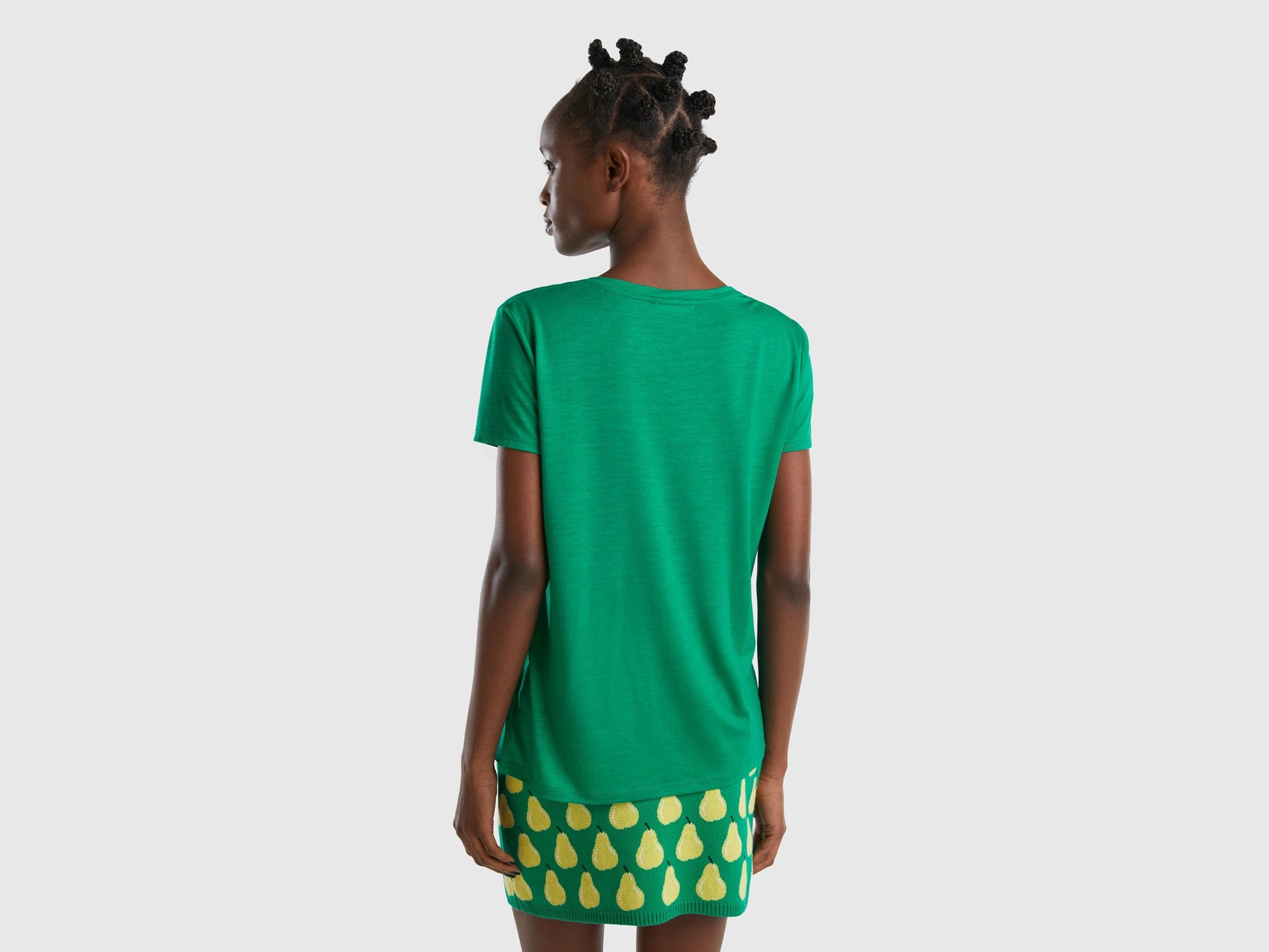 تي شيرت برقبة على شكل حرف V مصنوع من الفيسكوز المستدام