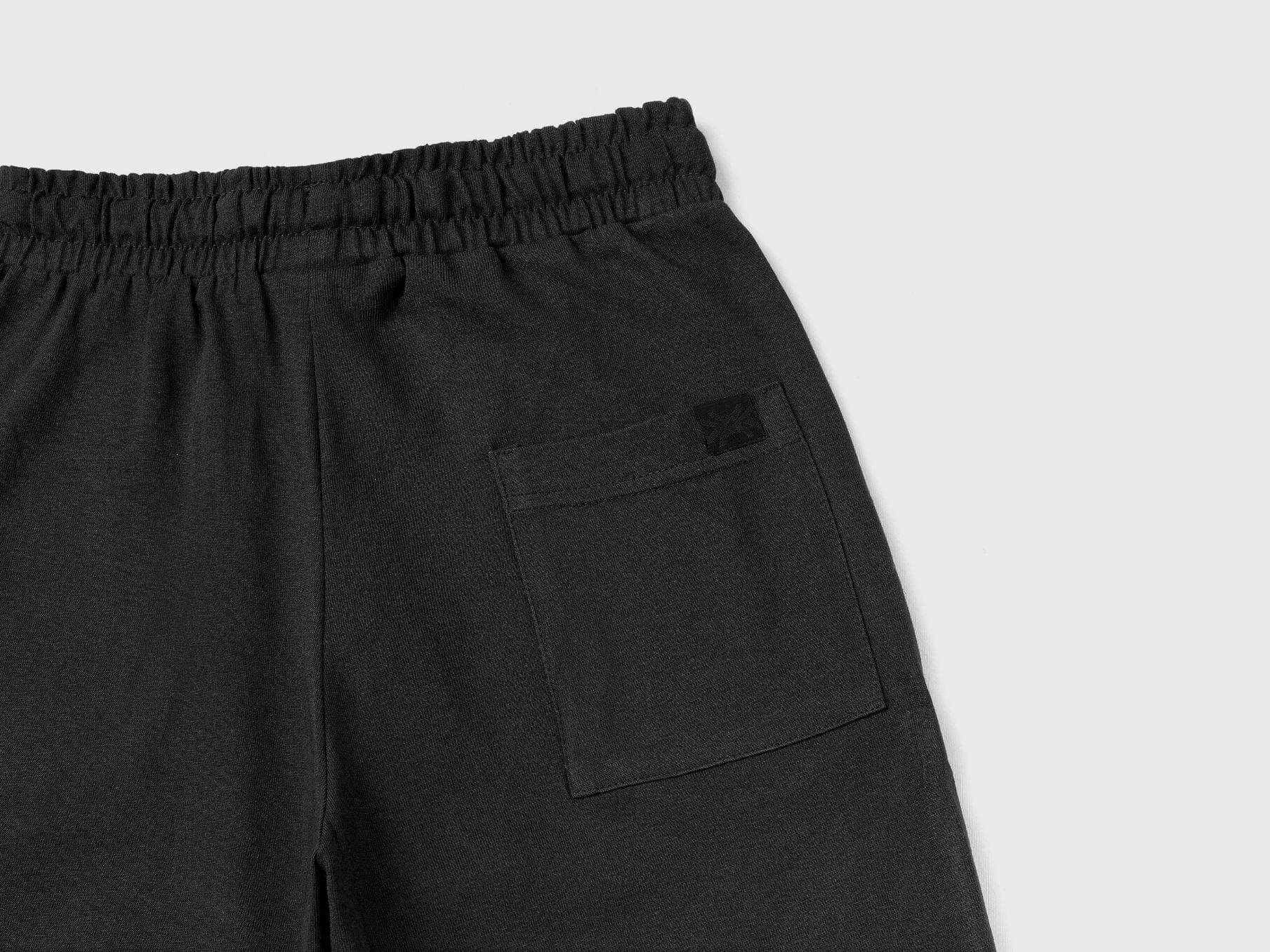 برمودا على شكل كرة سلة مع رباط