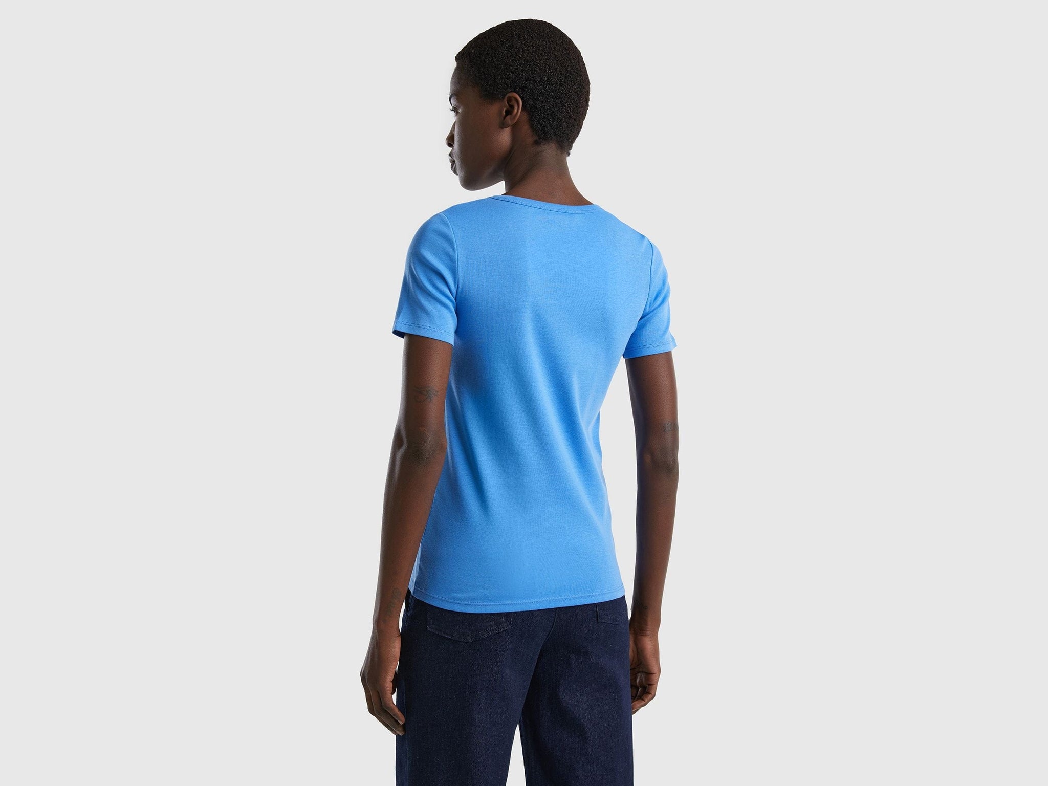 تي شيرت مصنوع من القطن بنسبة 100% مع شعار مطبوع لامع