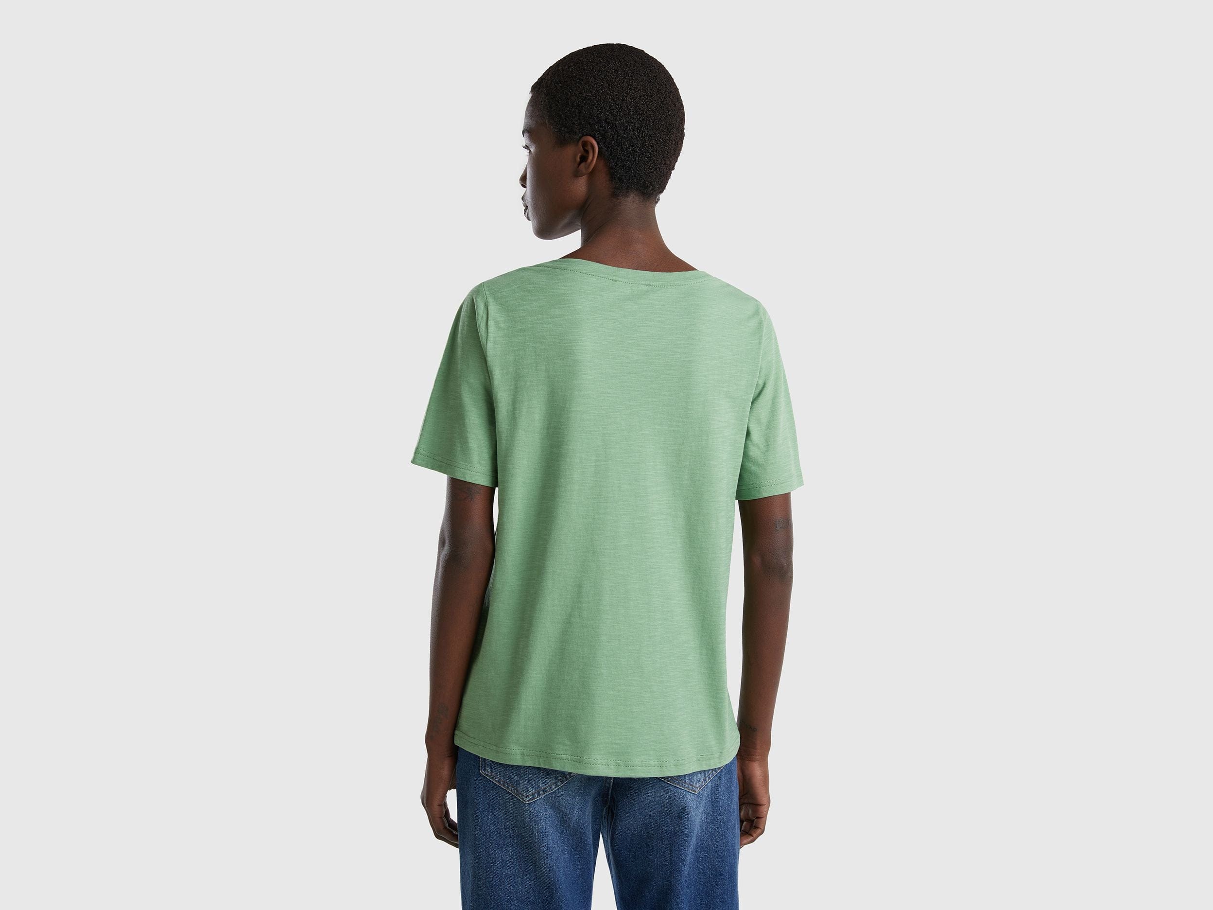 تي شيرت برقبة على شكل حرف V من القطن الناعم