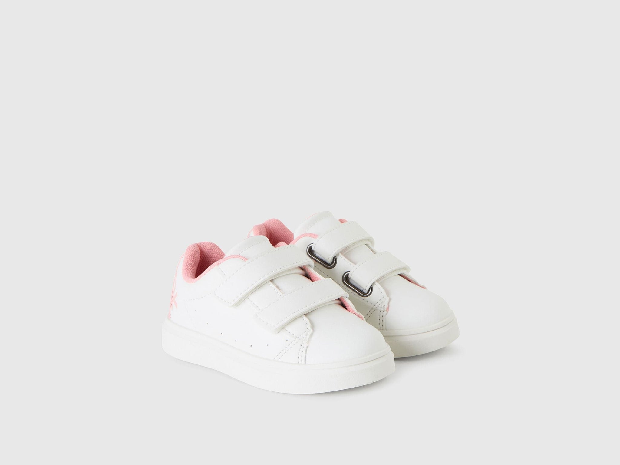 حذاء رياضي منخفض الرقبة برباط وأشرطة