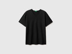 V-neck t-shirt in 100% cotton