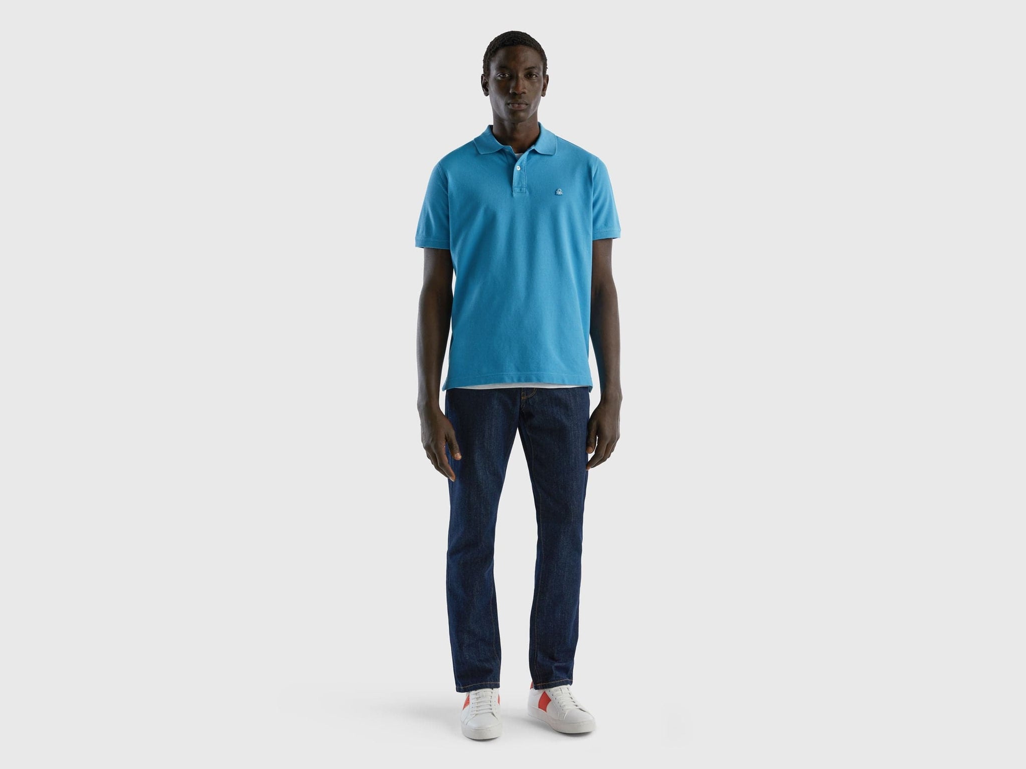 قميص بولو بأكمام قصيرة مصنوع من القطن بنسبة 100%