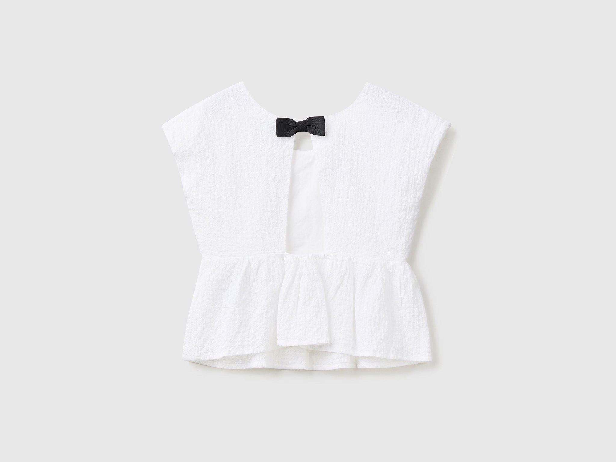 بلوزة مع فيونكة في الخلف