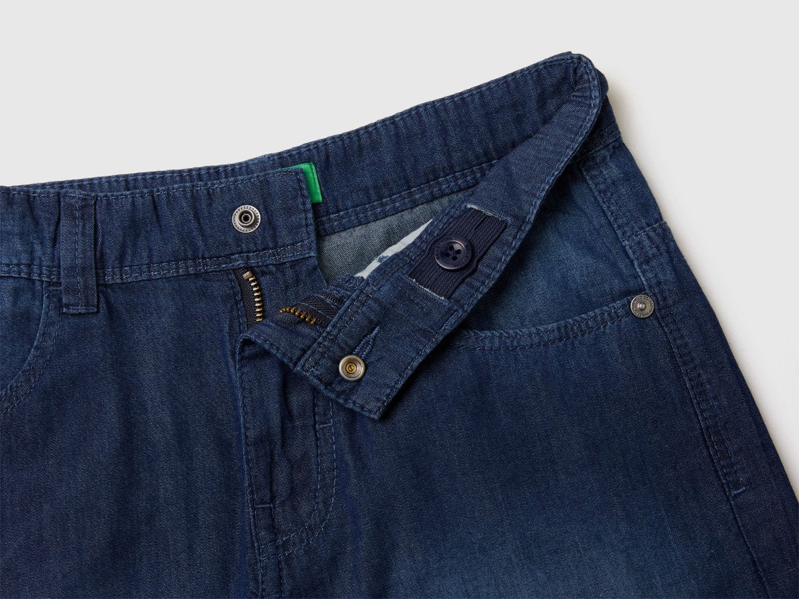 برمودا بمظهر الدنيم