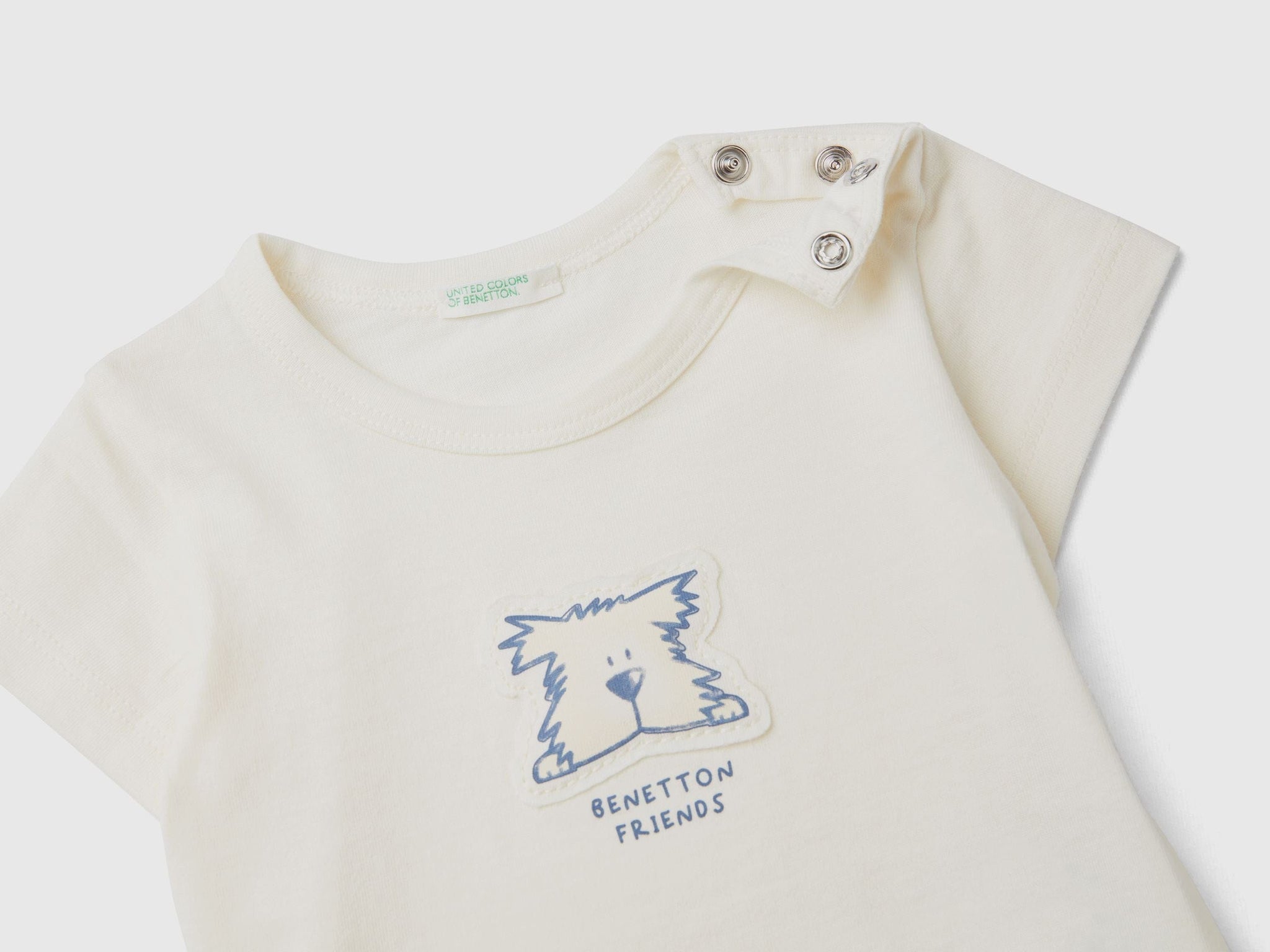 تي شيرت مع رقعة وطباعة