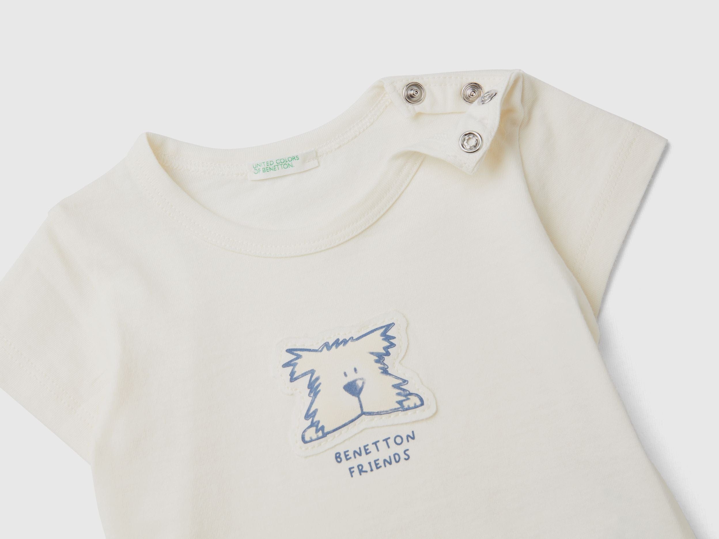 تي شيرت مع رقعة وطباعة