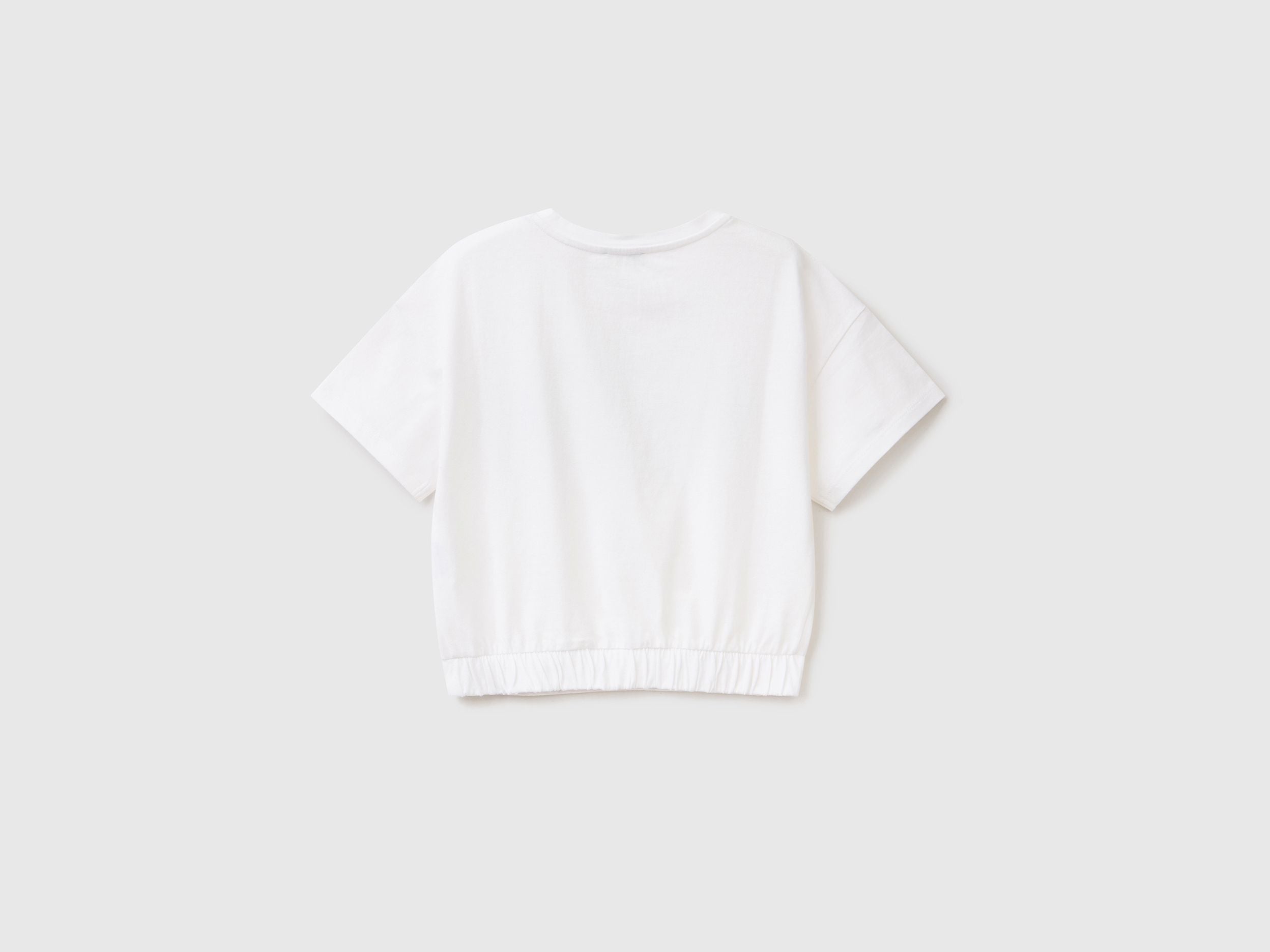 تي شيرت مطبوع عليه بريق