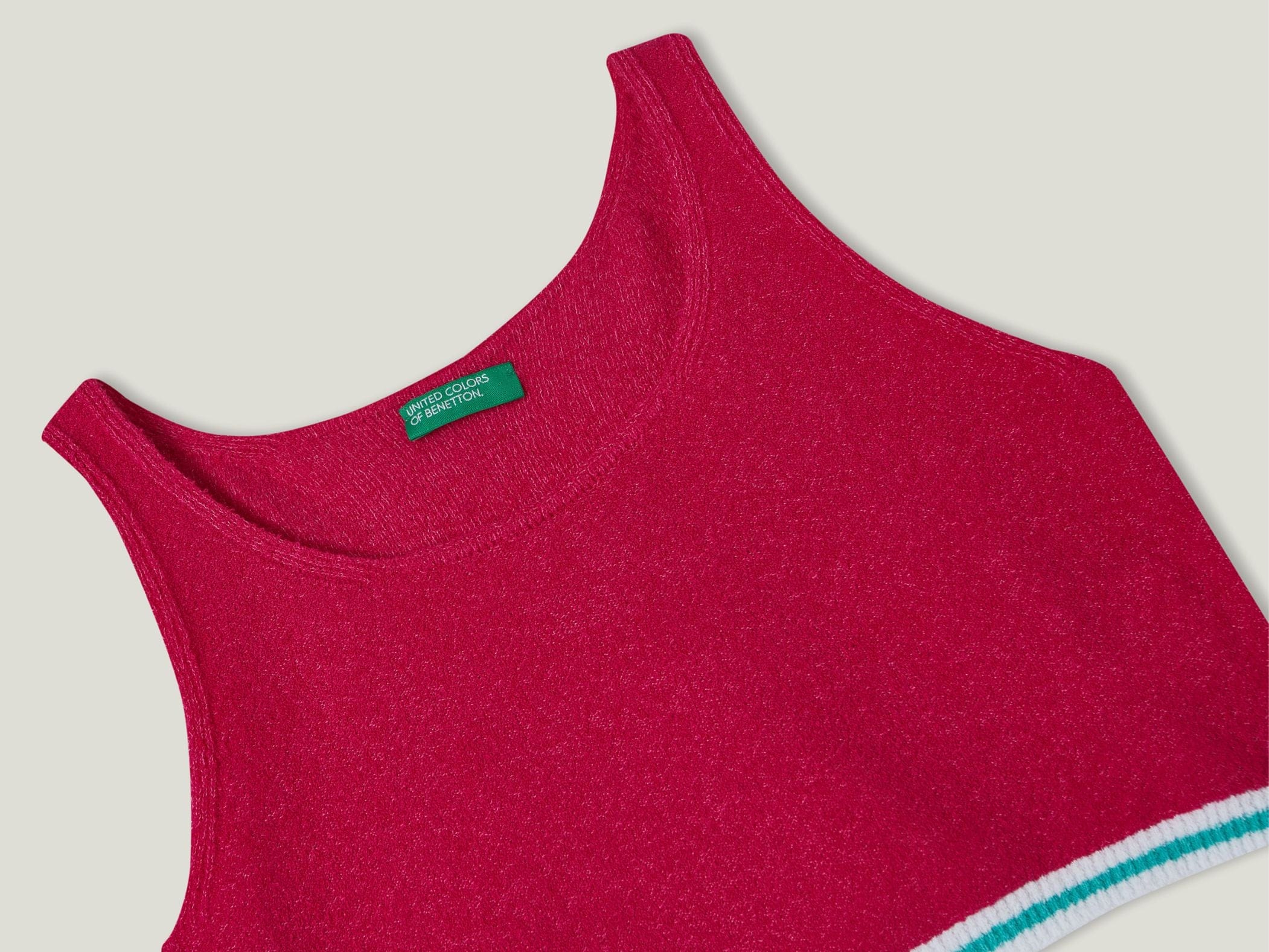 بلوزة قصيرة من خيوط البوكل