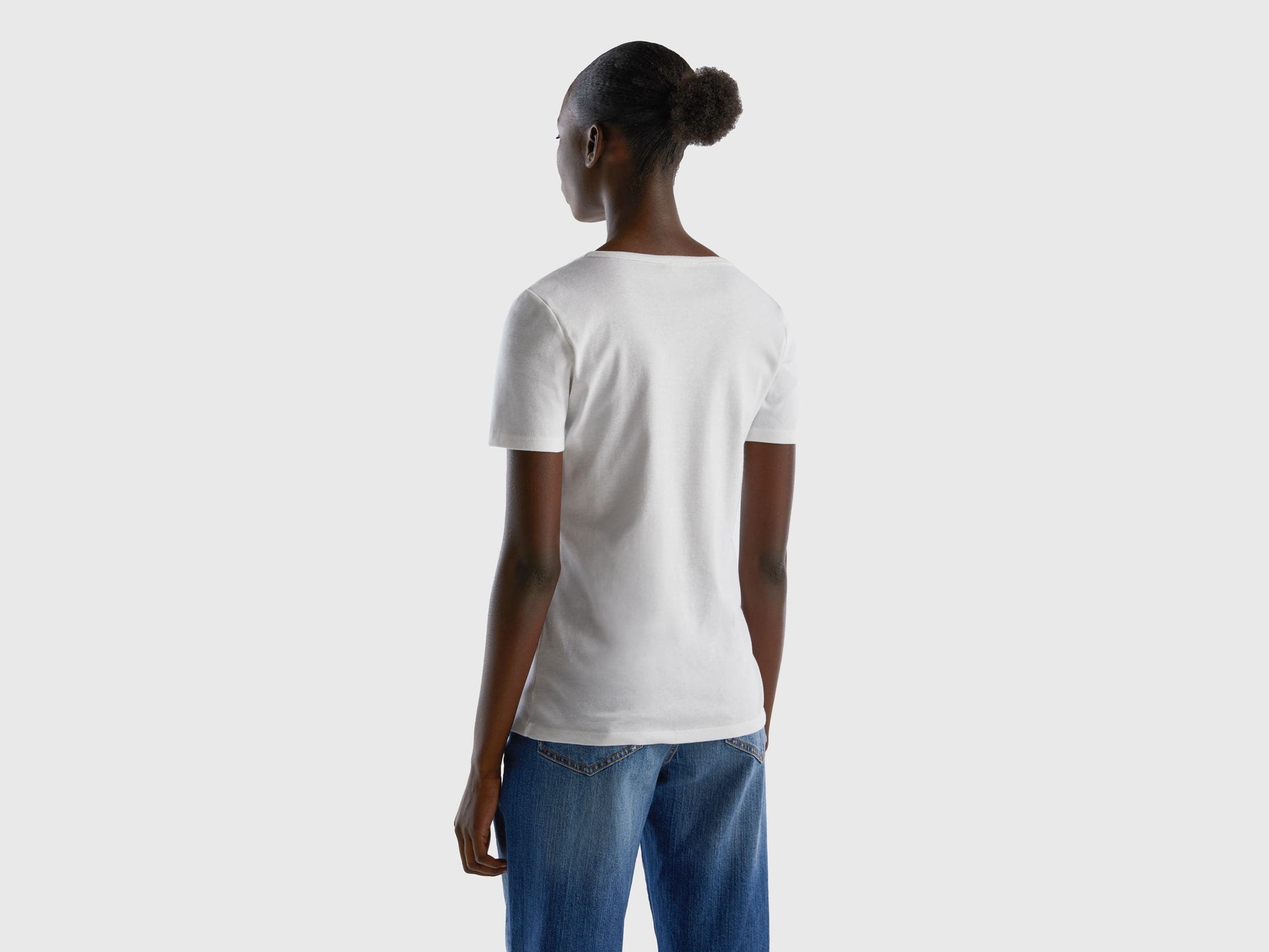 تي شيرت مصنوع من القطن بنسبة 100% مع شعار مطبوع لامع