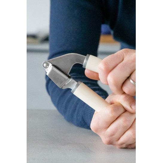 مكبس الثوم كورلاين من كيتشن إيد بكريمة اللوز