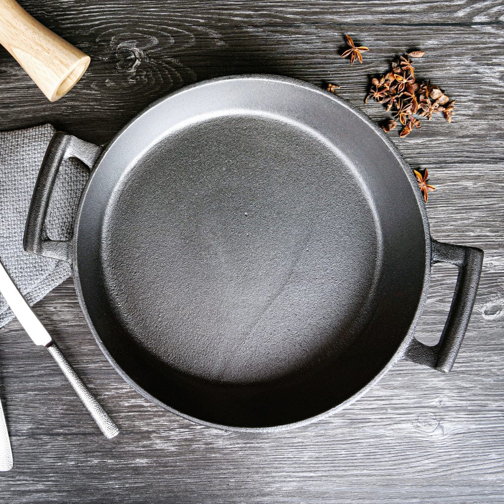 طاجن فيسمان الضحل المصنوع من الحديد الزهر باللون الأسود مقاس 30 سم