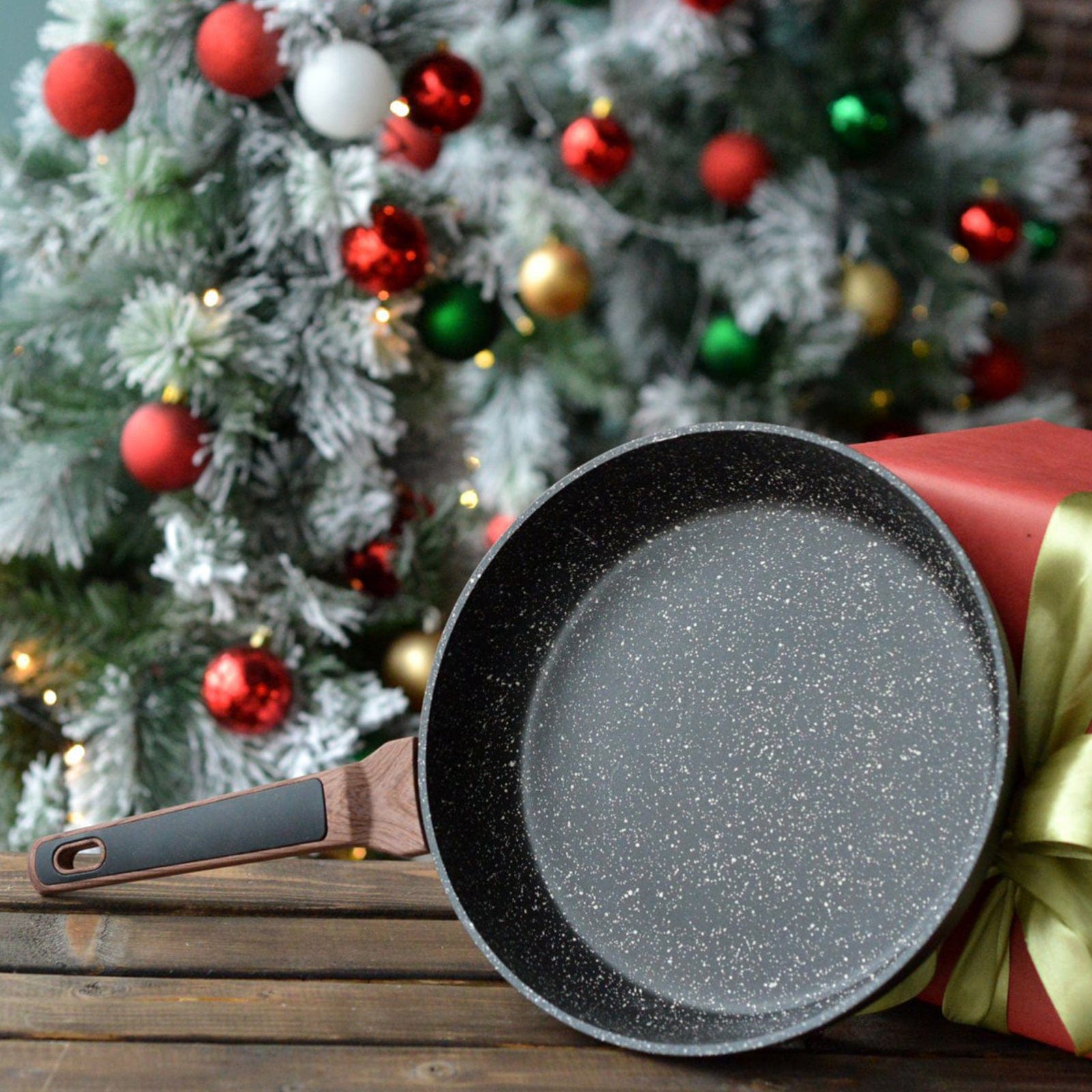 مقلاة فيسمان ألمنيوم مع طلاء غير لاصق من سلسلة دايموند مع قاعدة حثية 24 سم