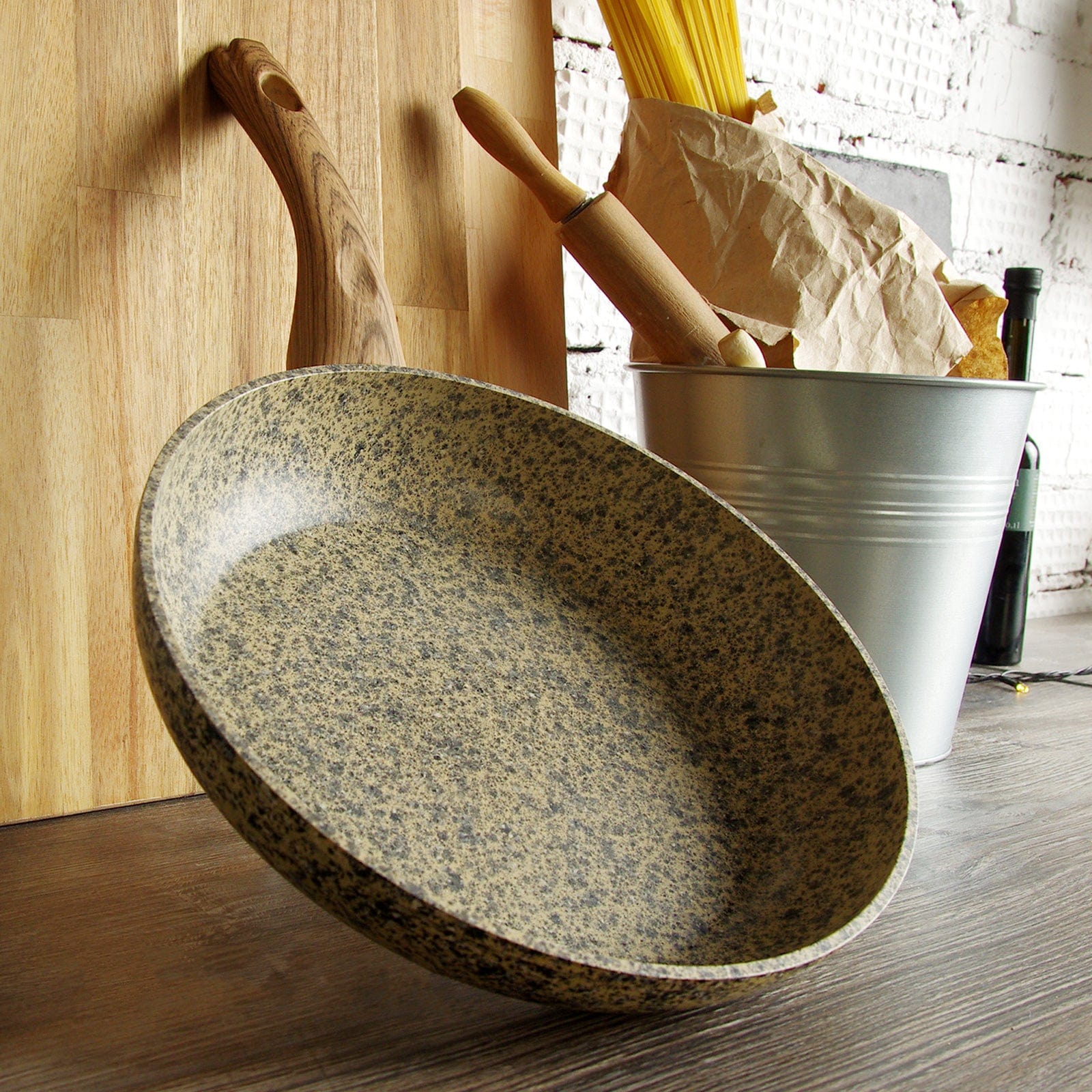 مقلاة فيسمان كريما نوفا مع قاعدة حثية متعددة الألوان 26 × 5.2 سم