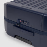 حقيبة بيكوادرو بي كيو لايت متوسطة الحجم، 69 سم، صلبة، 4 عجلات مزدوجة، لون أزرق مطفي - Bv4427Pql/Bluo