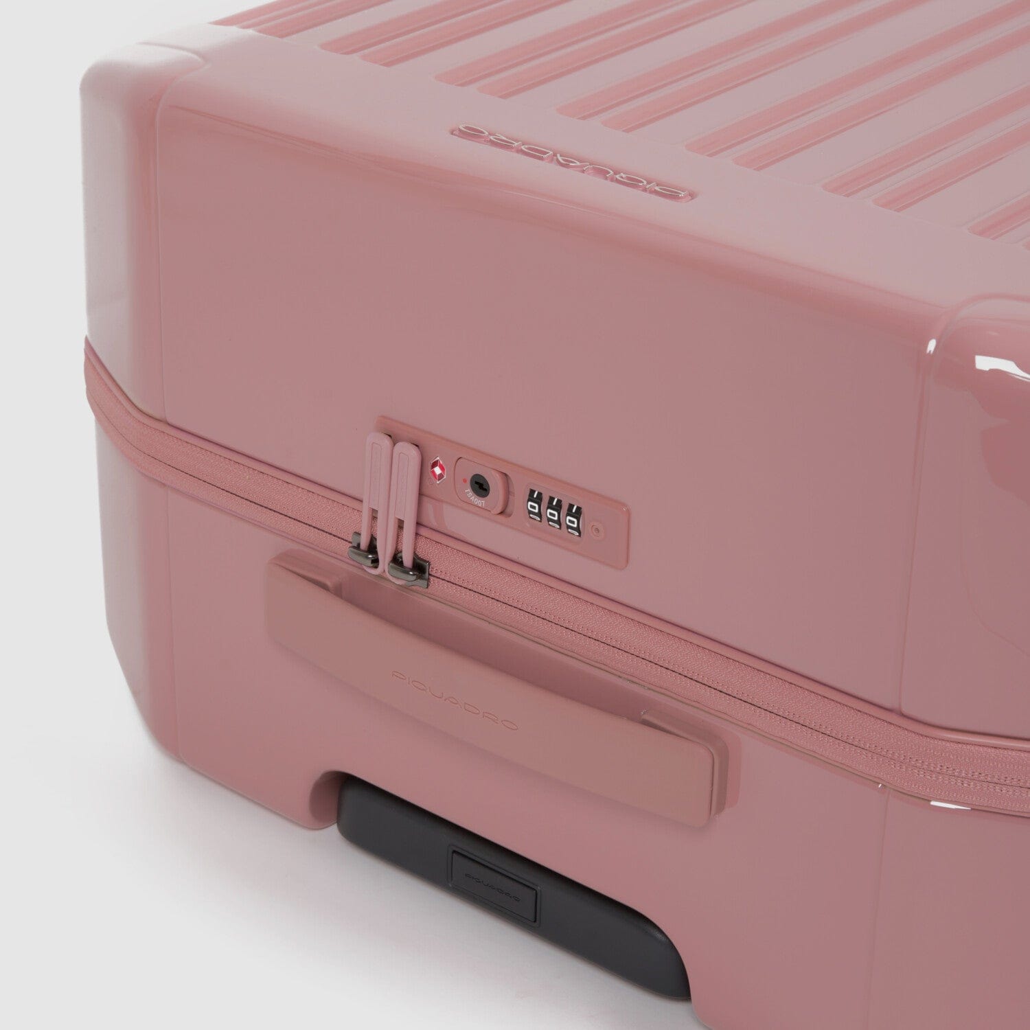 حقيبة بيكوادرو بي كيو لايت 69 سم صلبة، عربة تسجيل وصول متوسطة الحجم، بأربع عجلات مزدوجة، لون وردي - Bv4427Pql/Ro