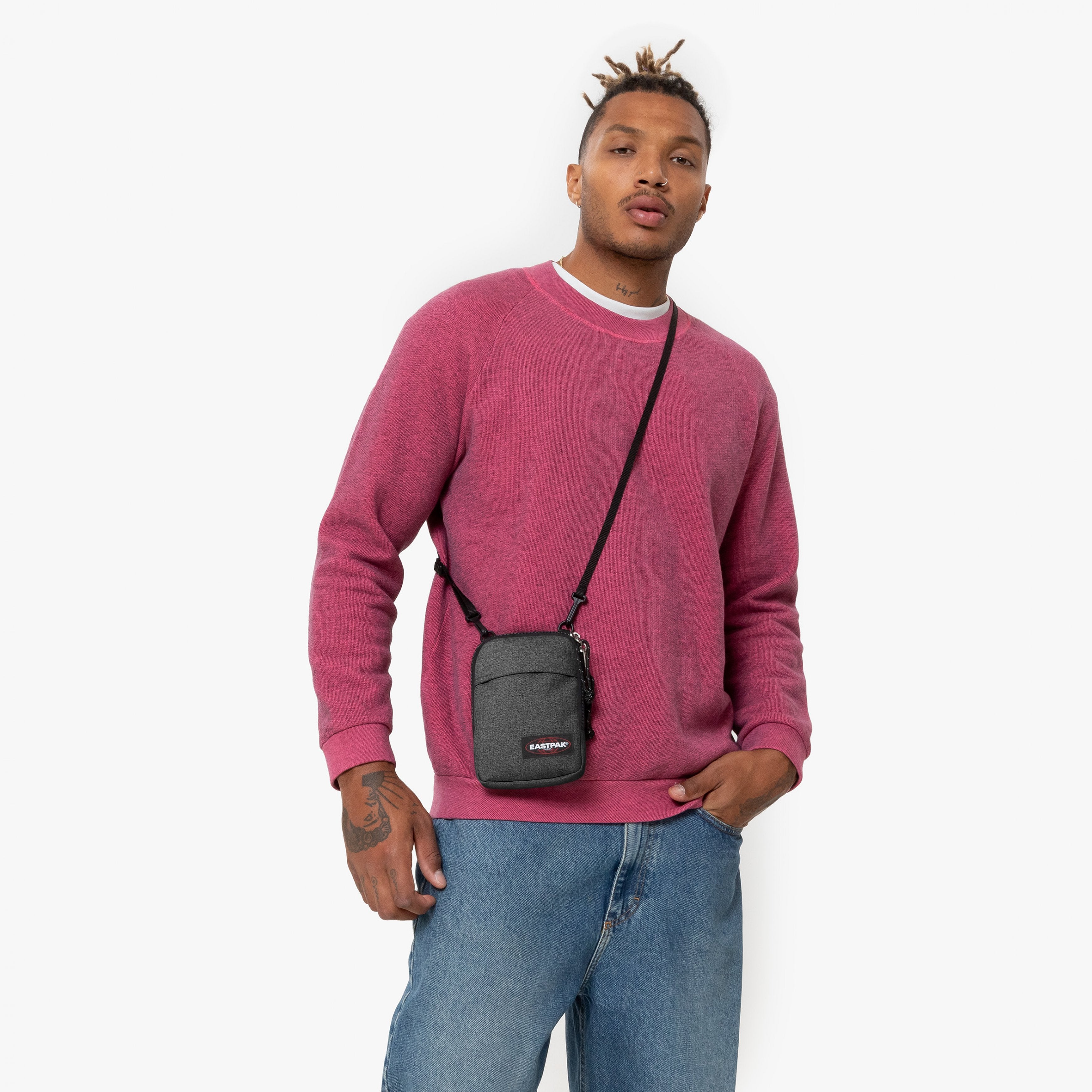 حقيبة إيستباك بادي صغيرة من قماش الدنيم الأسود - EK72477H