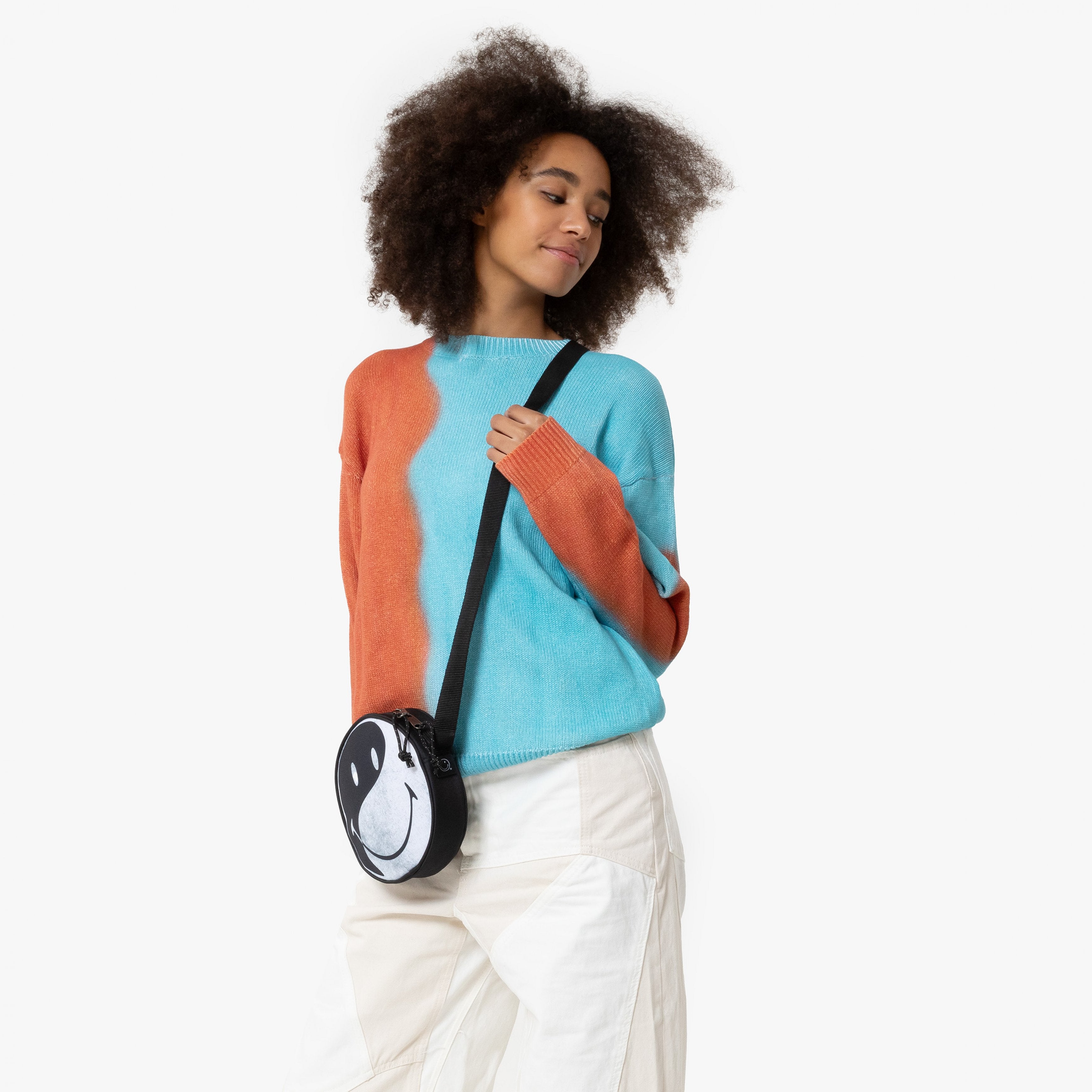 حقيبة كروس صغيرة من إيست باك آدا سمايلي واي واي - EK00073D5K41