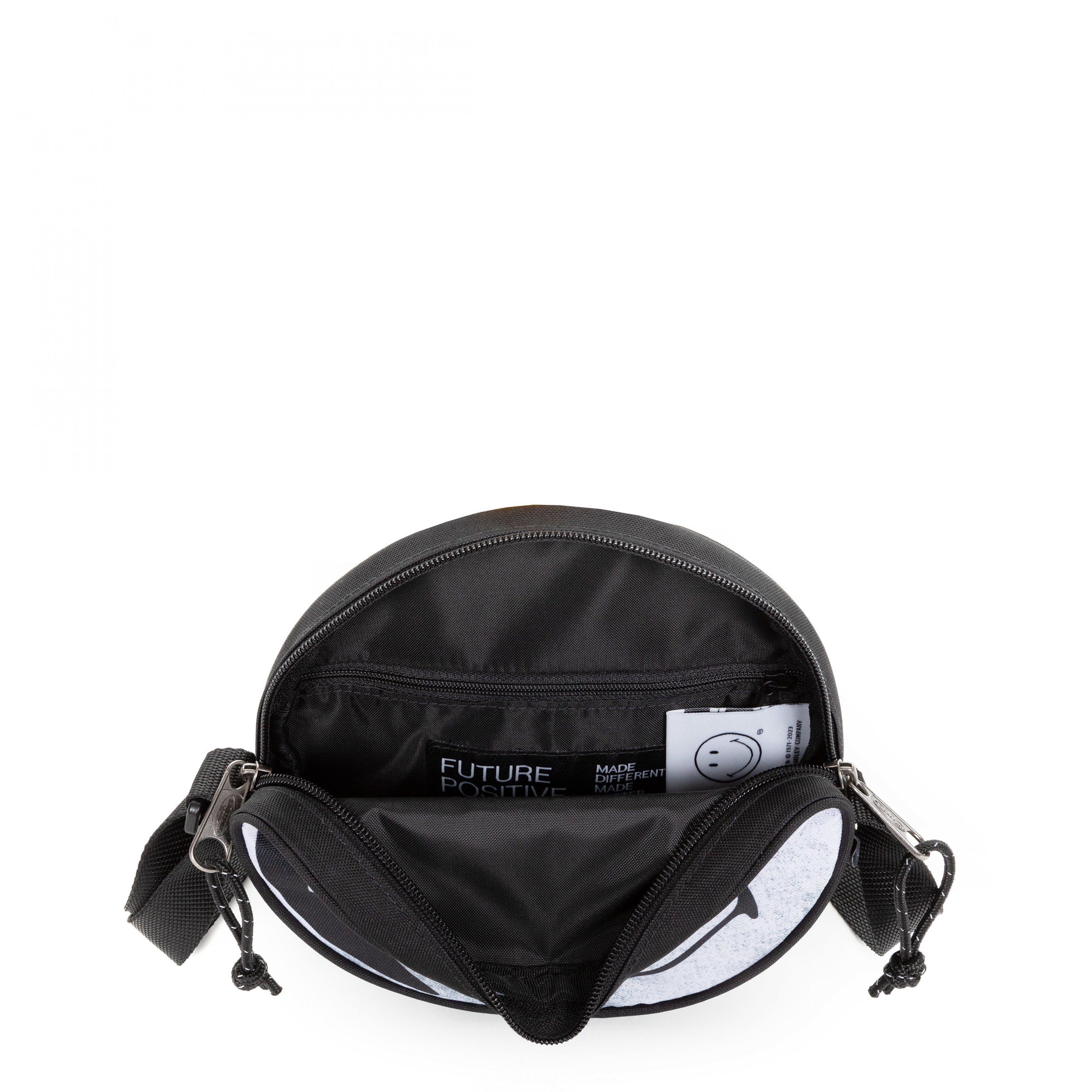 حقيبة كروس صغيرة من إيست باك آدا سمايلي واي واي - EK00073D5K41