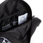 حقيبة كروس صغيرة من إيست باك آدا سمايلي واي واي - EK00073D5K41