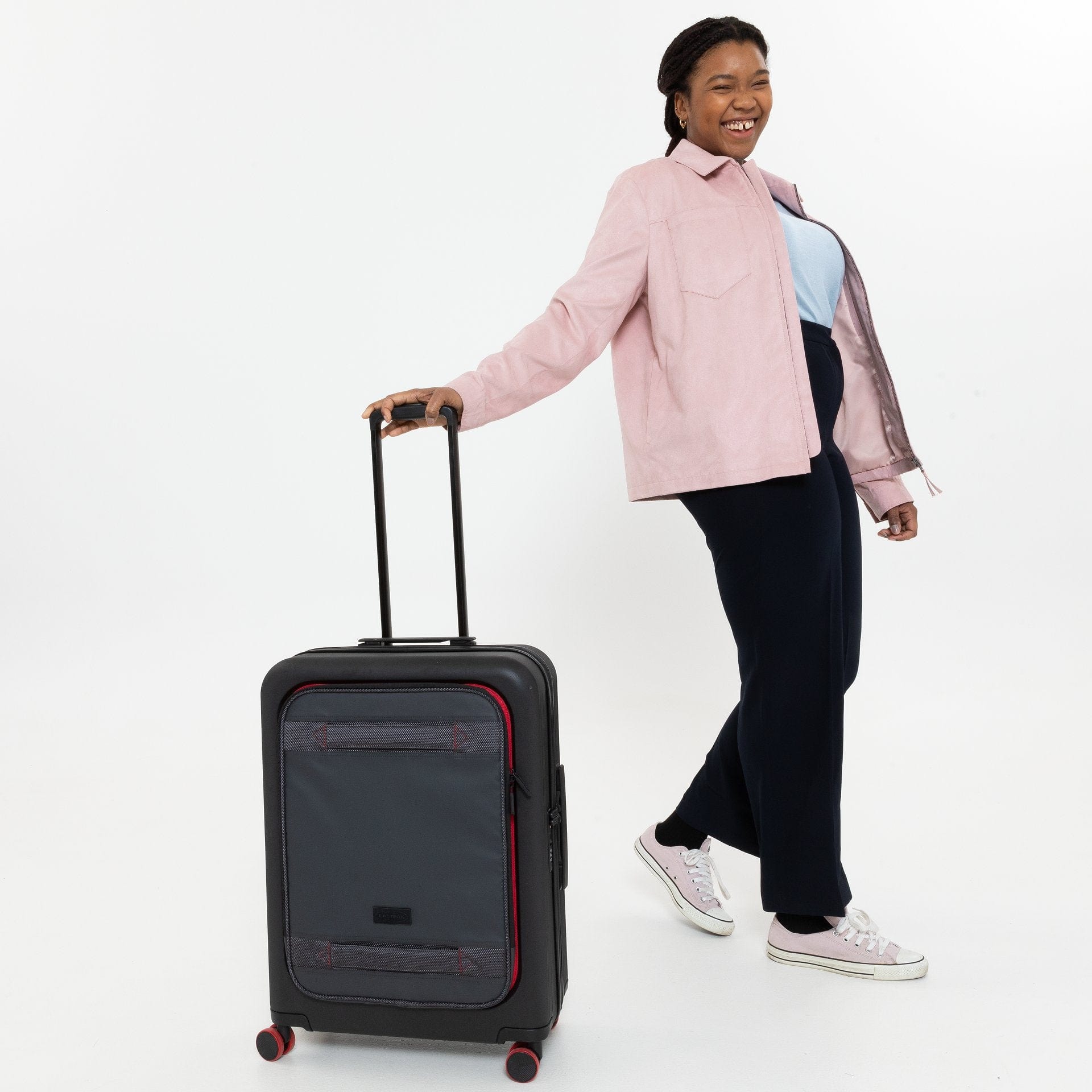 حقيبة سفر ترولي متوسطة الحجم من إيست باك، لون رمادي فاتح، EK0A5BBZI97