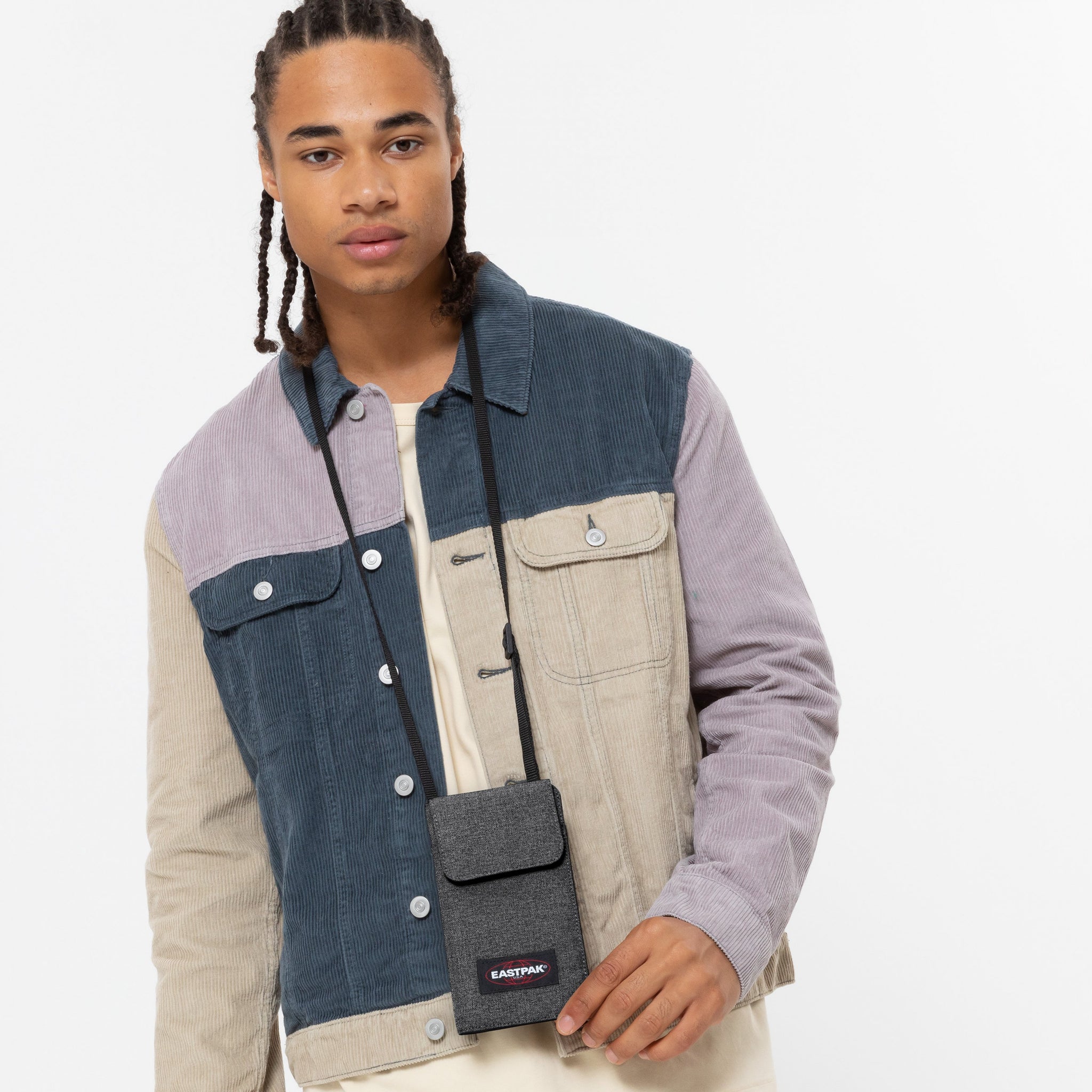 حقيبة دالر صغيرة من إيست باك، مصنوعة من قماش الدنيم الأسود، بتصميم كروس بودي - EK0A5BE777H1